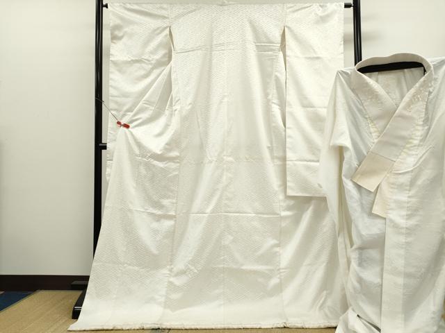 ■■■　サイズ　■■■ 【掛下・比翼仕立て】 身丈 179.5cm（肩から） 裄丈 63.5cm 袖丈 105cm　縫込み 5cm 袖幅 32cm 前幅 24cm 後幅 30cm 着物縫いこみ 内揚げ 0cm 裄 お袖側 約3cm　身頃側 約1cm 【長襦袢・半衿刺繍】 身丈149.5cm（肩から） 裄丈 65cm 袖丈 109cm　縫込み 2.5cm 袖幅 32.5cm 前幅 26cm 後幅 32cm 着物縫いこみ 内揚げ 0cm 裄 お袖側 約2cm　身頃側 約2cm ■■■　商品詳細　■■■ 【化繊】 掛下の状態は接写画像のように表地所々・両袖口内側・比翼・比翼衿に薄い汚れがございます。 長襦袢の状態は接写画像のように表地所々・衿裏・胴裏に薄い汚れがございます。 ぜひお手入れをされてお召しになられてはいかがでしょうか。 お安く出品致しますので、是非この機会にいかがでしょうか？ ■■■　注意事項　■■■ ■モニター発色の具合により色合いが異なる場合がございます。 ■寸法は多少の誤差が生じる場合がございますのでご了承ください。 ■縫込みの長さが左右非対称の場合は短い部分を記載しております。 左右非対称であってもご返品・お値引き等の保証は出来かねますので、ご了承の上ご購入をお願い致します。 ■シミ等のチェックには注意を払っておりますが、見落としがある場合もございますし、個人の見解も様々ですので神経質な方のご購入はお控えください。 ■箪笥に入っておりました着物や帯なので畳みシワや匂いがあるものもございます。 ■お休みは基本的に土日祝となりますが、その他臨時でお休みする場合がございますのでご了承ください。 ■商品の発送は平日のみの発送となります。 ■夜間と土曜、日曜日はお問い合わせの回答が遅れる場合がございます。 ■当店では、お直し、紋入れ、お手入れ等は承っておりません。 ■生地の状態（ヤケ、経年劣化等）によってはサイズ直しが出来ない場合がございます。 その点もどうかご了承のうえ、ご購入をお願いいたします。 ■弊社で取り扱う商品は一点ものにつき、時期や在庫状況に応じて金額が変更となる場合がございます。 ■検針は行っておりません。予めご了承いただきますようお願いいたします。 ■【洗える着物】と記載のある商品におきましては、商品お届け後に洗濯を行ってしまってからのご返品にはご対応しかねます。 念の為、専門店でのお手入れをお願いいたします。 ■写真に写っている物が全てになります。それ以外の付属品はございませんのでご了承ください。 ■状態に関する写真につきましては、掲載可能な写真枚数に限りがあるため、各箇所につき1枚参考画像を掲載しております。 ■着物のサイズ目安は下記を参考ください↓ ＜女性着物＞　お端折り次第で＋5cm　−1cmが着用可能サイズ 　例）身丈170cmの場合、身長160cm〜175cm ＜男性着物＞　身丈＋約25cm〜27cm程が適応身長 　例）身丈155cmの場合、身長180〜182cm