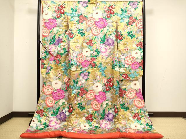 ■■■　サイズ　■■■ 身丈 192cm（肩から） 裄丈 67cm 袖丈 105cm　縫込み 3.5cm 袖幅 34cm 前幅 27.5cm 後幅 32.5cm 着物縫いこみ 内揚げ 0cm 裄 お袖側 約2cm　身頃側 約2cm ■■■　商品詳細　■■■ 【正絹】 状態は接写画像のように肩山・表地金彩部分に若干のスレがございます。 大変上質な逸品になりますのでぜひお手入れをされてお召しになられてはいかがでしょうか。 お安く出品致しますので、是非この機会にいかがでしょうか？ ■■■　注意事項　■■■ ■モニター発色の具合により色合いが異なる場合がございます。 ■寸法は多少の誤差が生じる場合がございますのでご了承ください。 ■縫込みの長さが左右非対称の場合は短い部分を記載しております。 左右非対称であってもご返品・お値引き等の保証は出来かねますので、ご了承の上ご購入をお願い致します。 ■シミ等のチェックには注意を払っておりますが、見落としがある場合もございますし、個人の見解も様々ですので神経質な方のご購入はお控えください。 ■箪笥に入っておりました着物や帯なので畳みシワや匂いがあるものもございます。 ■お休みは基本的に土日祝となりますが、その他臨時でお休みする場合がございますのでご了承ください。 ■商品の発送は平日のみの発送となります。 ■夜間と土曜、日曜日はお問い合わせの回答が遅れる場合がございます。 ■当店では、お直し、紋入れ、お手入れ等は承っておりません。 ■生地の状態（ヤケ、経年劣化等）によってはサイズ直しが出来ない場合がございます。 その点もどうかご了承のうえ、ご購入をお願いいたします。 ■弊社で取り扱う商品は一点ものにつき、時期や在庫状況に応じて金額が変更となる場合がございます。 ■検針は行っておりません。予めご了承いただきますようお願いいたします。 ■【洗える着物】と記載のある商品におきましては、商品お届け後に洗濯を行ってしまってからのご返品にはご対応しかねます。 念の為、専門店でのお手入れをお願いいたします。 ■写真に写っている物が全てになります。 それ以外の付属品はございませんのでご了承ください。 ■状態に関する写真につきましては、掲載可能な写真枚数に限りがあるため、 各箇所につき1枚参考画像を掲載しております。 ■着物のサイズ目安は下記を参考ください↓ ＜女性着物＞　お端折り次第で＋5cm　−10cmが着用可能サイズ 　例）身丈170cmの場合、身長160cm〜175cm ＜男性着物＞　身丈＋約25cm〜27cm程が適応身長 　例）身丈155cmの場合、身長180cm〜182cm