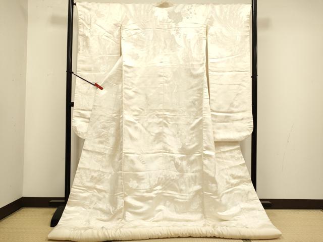 ■■■　サイズ　■■■ 身丈 185.5cm（肩から） 裄丈 65cm 袖丈 105cm　縫込み 10cm 袖幅 32.5cm 前幅 28cm 後幅 32cm 着物縫いこみ 内揚げ 0cm 裄 お袖側 約1.5cm　身頃側 約0cm ■■■　商品詳細　■■■ 【正絹】 状態は接写画像のようにふき綿部分・胴裏・表地所々に薄い汚れがございます。 大変上質な逸品になりますのでぜひお手入れをされてお召しになられてはいかがでしょうか。 お安く出品致しますので、是非この機会にいかがでしょうか？ ■■■　注意事項　■■■ ■モニター発色の具合により色合いが異なる場合がございます。 ■寸法は多少の誤差が生じる場合がございますのでご了承ください。 ■縫込みの長さが左右非対称の場合は短い部分を記載しております。 左右非対称であってもご返品・お値引き等の保証は出来かねますので、ご了承の上ご購入をお願い致します。 ■シミ等のチェックには注意を払っておりますが、見落としがある場合もございますし、個人の見解も様々ですので神経質な方のご購入はお控えください。 ■箪笥に入っておりました着物や帯なので畳みシワや匂いがあるものもございます。 ■お休みは基本的に土日祝となりますが、その他臨時でお休みする場合がございますのでご了承ください。 ■商品の発送は平日のみの発送となります。 ■夜間と土曜、日曜日はお問い合わせの回答が遅れる場合がございます。 ■当店では、お直し、紋入れ、お手入れ等は承っておりません。 ■生地の状態（ヤケ、経年劣化等）によってはサイズ直しが出来ない場合がございます。 その点もどうかご了承のうえ、ご購入をお願いいたします。 ■弊社で取り扱う商品は一点ものにつき、時期や在庫状況に応じて金額が変更となる場合がございます。 ■検針は行っておりません。予めご了承いただきますようお願いいたします。 ■【洗える着物】と記載のある商品におきましては、商品お届け後に洗濯を行ってしまってからのご返品にはご対応しかねます。 念の為、専門店でのお手入れをお願いいたします。 ■写真に写っている物が全てになります。 それ以外の付属品はございませんのでご了承ください。 ■状態に関する写真につきましては、掲載可能な写真枚数に限りがあるため、 各箇所につき1枚参考画像を掲載しております。 ■着物のサイズ目安は下記を参考ください↓ ＜女性着物＞　お端折り次第で＋5cm　−10cmが着用可能サイズ 　例）身丈170cmの場合、身長160cm〜175cm ＜男性着物＞　身丈＋約25cm〜27cm程が適応身長 　例）身丈155cmの場合、身長180cm〜182cm