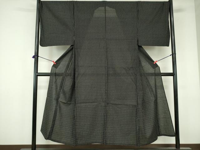 ■■■　サイズ　■■■ 身丈 146cm（肩から） 裄丈 71cm 袖丈 50cm　縫込み 1.5cm 袖幅 36cm 前幅 28cm 後幅 31cm 着物縫いこみ 内揚げ 2.5cm 裄 お袖側 約0cm　身頃側 約0cm ■■■　商品詳細　■■■ 【綿】 状態は特に目立ったシミ汚れなどもなく大変良い状態です。 大変上質な逸品になります。 お安く出品致しますので、是非この機会にいかがでしょうか？ ■■■　注意事項　■■■ ■モニター発色の具合により色合いが異なる場合がございます。 ■寸法は多少の誤差が生じる場合がございますのでご了承ください。 ■縫込みの長さが左右非対称の場合は短い部分を記載しております。 左右非対称であってもご返品・お値引き等の保証は出来かねますので、ご了承の上ご購入をお願い致します。 ■シミ等のチェックには注意を払っておりますが、見落としがある場合もございますし、個人の見解も様々ですので神経質な方のご購入はお控えください。 ■箪笥に入っておりました着物や帯なので畳みシワや匂いがあるものもございます。 ■お休みは基本的に土日祝となりますが、その他臨時でお休みする場合がございますのでご了承ください。 ■商品の発送は平日のみの発送となります。 ■夜間と土曜、日曜日はお問い合わせの回答が遅れる場合がございます。 ■当店では、お直し、紋入れ、お手入れ等は承っておりません。 ■生地の状態（ヤケ、経年劣化等）によってはサイズ直しが出来ない場合がございます。 その点もどうかご了承のうえ、ご購入をお願いいたします。 ■弊社で取り扱う商品は一点ものにつき、時期や在庫状況に応じて金額が変更となる場合がございます。 ■検針は行っておりません。予めご了承いただきますようお願いいたします。 ■【洗える着物】と記載のある商品におきましては、商品お届け後に洗濯を行ってしまってからのご返品にはご対応しかねます。 念の為、専門店でのお手入れをお願いいたします。 ■写真に写っている物が全てになります。それ以外の付属品はございませんのでご了承ください。 ■状態に関する写真につきましては、掲載可能な写真枚数に限りがあるため、各箇所につき1枚参考画像を掲載しております。 ■着物のサイズ目安は下記を参考ください↓ ＜女性着物＞　お端折り次第で＋5cm　−1cmが着用可能サイズ 　例）身丈170cmの場合、身長160cm〜175cm ＜男性着物＞　身丈＋約25cm〜27cm程が適応身長 　例）身丈155cmの場合、身長180〜182cm