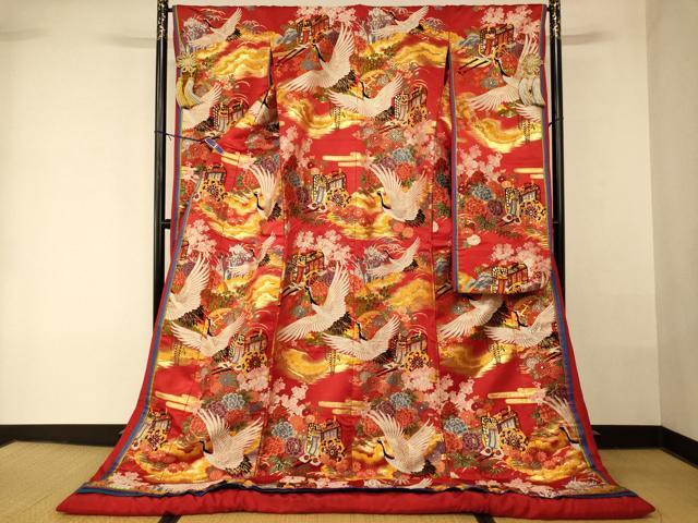 ■■■　サイズ　■■■ 身丈 192cm（肩から） 裄丈 65cm 袖丈 103.5cm　縫込み 6.5cm 袖幅 32cm 前幅 28cm 後幅 31cm 着物縫いこみ 内揚げ 0cm 裄 お袖側 約2cm　身頃側 約2cm ■■■　商品詳細　■■■ 【正絹・ふき綿仕立て】 状態は接写画像のように後身頃・両袖に擦れ、表地に糸解け、袖口・袖裏・胴裏・ふき綿部分に薄い汚れがございますが その他特に目立ったシミ汚れなどもなく大変良い状態です。 大変上質な逸品になります。 お安く出品致しますので、是非この機会にいかがでしょうか？ ■■■　注意事項　■■■ ■モニター発色の具合により色合いが異なる場合がございます。 ■寸法は多少の誤差が生じる場合がございますのでご了承ください。 ■縫込みの長さが左右非対称の場合は短い部分を記載しております。 左右非対称であってもご返品・お値引き等の保証は出来かねますので、ご了承の上ご購入をお願い致します。 ■シミ等のチェックには注意を払っておりますが、見落としがある場合もございますし、個人の見解も様々ですので神経質な方のご購入はお控えください。 ■箪笥に入っておりました着物や帯なので畳みシワや匂いがあるものもございます。 ■お休みは基本的に土日祝となりますが、その他臨時でお休みする場合がございますのでご了承ください。 ■商品の発送は平日のみの発送となります。 ■夜間と土曜、日曜日はお問い合わせの回答が遅れる場合がございます。 ■当店では、お直し、紋入れ、お手入れ等は承っておりません。 ■生地の状態（ヤケ、経年劣化等）によってはサイズ直しが出来ない場合がございます。 その点もどうかご了承のうえ、ご購入をお願いいたします。 ■弊社で取り扱う商品は一点ものにつき、時期や在庫状況に応じて金額が変更となる場合がございます。 ■検針は行っておりません。予めご了承いただきますようお願いいたします。 ■【洗える着物】と記載のある商品におきましては、商品お届け後に洗濯を行ってしまってからのご返品にはご対応しかねます。 念の為、専門店でのお手入れをお願いいたします。 ■写真に写っている物が全てになります。 それ以外の付属品はございませんのでご了承ください。 ■状態に関する写真につきましては、掲載可能な写真枚数に限りがあるため、 各箇所につき1枚参考画像を掲載しております。 ■着物のサイズ目安は下記を参考ください↓ ＜女性着物＞　お端折り次第で＋5cm　−10cmが着用可能サイズ 　例）身丈170cmの場合、身長160cm〜175cm ＜男性着物＞　身丈＋約25cm〜27cm程が適応身長 　例）身丈155cmの場合、身長180cm〜182cm