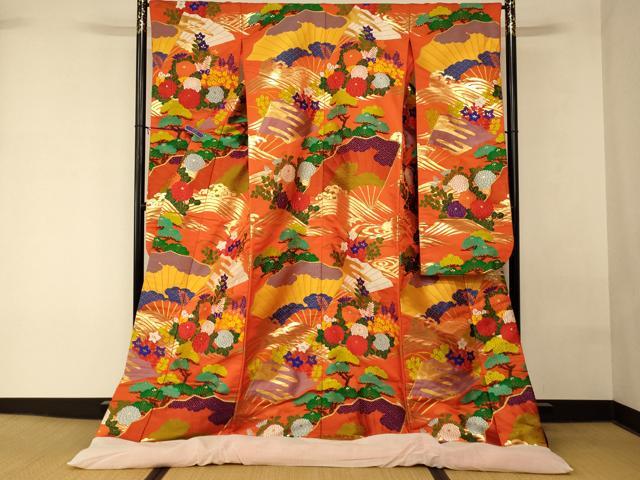 ■■■　サイズ　■■■ 身丈 189cm（肩から） 裄丈 66cm 袖丈 104cm　縫込み 7cm 袖幅 34cm 前幅 28.5cm 後幅 32cm 着物縫いこみ 内揚げ 0cm 裄 お袖側 約2.5cm　身頃側 約2cm ■■■　商品詳細　■■■ 【正絹・ふき綿仕立て】 状態は接写画像のように後身頃に擦れ、表地に糸解け、右袖前に薄い汚れがございますが その他特に目立ったシミ汚れなどもなく大変良い状態です。 大変上質な逸品になります。 お安く出品致しますので、是非この機会にいかがでしょうか？ ■■■　注意事項　■■■ ■モニター発色の具合により色合いが異なる場合がございます。 ■寸法は多少の誤差が生じる場合がございますのでご了承ください。 ■縫込みの長さが左右非対称の場合は短い部分を記載しております。 左右非対称であってもご返品・お値引き等の保証は出来かねますので、ご了承の上ご購入をお願い致します。 ■シミ等のチェックには注意を払っておりますが、見落としがある場合もございますし、個人の見解も様々ですので神経質な方のご購入はお控えください。 ■箪笥に入っておりました着物や帯なので畳みシワや匂いがあるものもございます。 ■お休みは基本的に土日祝となりますが、その他臨時でお休みする場合がございますのでご了承ください。 ■商品の発送は平日のみの発送となります。 ■夜間と土曜、日曜日はお問い合わせの回答が遅れる場合がございます。 ■当店では、お直し、紋入れ、お手入れ等は承っておりません。 ■生地の状態（ヤケ、経年劣化等）によってはサイズ直しが出来ない場合がございます。 その点もどうかご了承のうえ、ご購入をお願いいたします。 ■弊社で取り扱う商品は一点ものにつき、時期や在庫状況に応じて金額が変更となる場合がございます。 ■検針は行っておりません。予めご了承いただきますようお願いいたします。 ■【洗える着物】と記載のある商品におきましては、商品お届け後に洗濯を行ってしまってからのご返品にはご対応しかねます。 念の為、専門店でのお手入れをお願いいたします。 ■写真に写っている物が全てになります。 それ以外の付属品はございませんのでご了承ください。 ■状態に関する写真につきましては、掲載可能な写真枚数に限りがあるため、 各箇所につき1枚参考画像を掲載しております。 ■着物のサイズ目安は下記を参考ください↓ ＜女性着物＞　お端折り次第で＋5cm　−10cmが着用可能サイズ 　例）身丈170cmの場合、身長160cm〜175cm ＜男性着物＞　身丈＋約25cm〜27cm程が適応身長 　例）身丈155cmの場合、身長180cm〜182cm