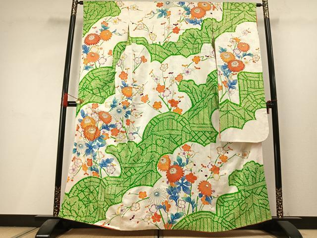■■■　サイズ　■■■ 身丈 160cm（肩から） 裄丈 62cm 袖丈 105cm　縫込み 11.5cm 袖幅 31.5cm 前幅 23cm 後幅 25cm 着物縫いこみ 内揚げ 6cm 裄 お袖側 約4cm　身頃側 約4cm ■■■　商品詳細　■■■ 【正絹】 状態は接写画像のように表地所々・衿山・両袖・衿裏・胴裏・両袖袖裏に薄い汚れがございます。 大変上質な逸品になりますのでぜひお手入れをされてお召しになられてはいかがでしょうか。 お安く出品致しますので、是非この機会にいかがでしょうか？ ■■■　注意事項　■■■ ■モニター発色の具合により色合いが異なる場合がございます。 ■寸法は多少の誤差が生じる場合がございますのでご了承ください。 ■縫込みの長さが左右非対称の場合は短い部分を記載しております。 左右非対称であってもご返品・お値引き等の保証は出来かねますので、ご了承の上ご購入をお願い致します。 ■シミ等のチェックには注意を払っておりますが、見落としがある場合もございますし、個人の見解も様々ですので神経質な方のご購入はお控えください。 ■箪笥に入っておりました着物や帯なので畳みシワや匂いがあるものもございます。 ■お休みは基本的に土日祝となりますが、その他臨時でお休みする場合がございますのでご了承ください。 ■商品の発送は平日のみの発送となります。 ■夜間と土曜、日曜日はお問い合わせの回答が遅れる場合がございます。 ■当店では、お直し、紋入れ、お手入れ等は承っておりません。 ■生地の状態（ヤケ、経年劣化等）によってはサイズ直しが出来ない場合がございます。 その点もどうかご了承のうえ、ご購入をお願いいたします。 ■弊社で取り扱う商品は一点ものにつき、時期や在庫状況に応じて金額が変更となる場合がございます。 ■検針は行っておりません。予めご了承いただきますようお願いいたします。 ■【洗える着物】と記載のある商品におきましては、商品お届け後に洗濯を行ってしまってからのご返品にはご対応しかねます。 念の為、専門店でのお手入れをお願いいたします。 ■写真に写っている物が全てになります。それ以外の付属品はございませんのでご了承ください。 ■状態に関する写真につきましては、掲載可能な写真枚数に限りがあるため、各箇所につき1枚参考画像を掲載しております。 ■着物のサイズ目安は下記を参考ください↓ ＜女性着物＞　お端折り次第で＋5cm　−1cmが着用可能サイズ 　例）身丈170cmの場合、身長160cm〜175cm ＜男性着物＞　身丈＋約25cm〜27cm程が適応身長 　例）身丈155cmの場合、身長180〜182cm