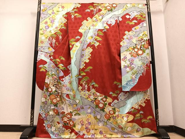 ■■■　サイズ　■■■ 身丈 166.5cm（肩から） 裄丈 66.5cm 袖丈 111.5cm　縫込み 4cm 袖幅 34cm 前幅 23cm 後幅 29.5cm 着物縫いこみ 内揚げ 3cm 裄 お袖側 約1cm　身頃側 約3cm ■■■　商品詳細　■■■ 【正絹】 状態は接写画像のように右袖付に糸解けがございますが その他特に目立ったシミ汚れなどもなく大変良い状態です。 大変上質な逸品になります。 お安く出品致しますので、是非この機会にいかがでしょうか？ ■■■　注意事項　■■■ ■モニター発色の具合により色合いが異なる場合がございます。 ■寸法は多少の誤差が生じる場合がございますのでご了承ください。 ■縫込みの長さが左右非対称の場合は短い部分を記載しております。 左右非対称であってもご返品・お値引き等の保証は出来かねますので、ご了承の上ご購入をお願い致します。 ■シミ等のチェックには注意を払っておりますが、見落としがある場合もございますし、個人の見解も様々ですので神経質な方のご購入はお控えください。 ■箪笥に入っておりました着物や帯なので畳みシワや匂いがあるものもございます。 ■お休みは基本的に土日祝となりますが、その他臨時でお休みする場合がございますのでご了承ください。 ■商品の発送は平日のみの発送となります。 ■夜間と土曜、日曜日はお問い合わせの回答が遅れる場合がございます。 ■当店では、お直し、紋入れ、お手入れ等は承っておりません。 ■生地の状態（ヤケ、経年劣化等）によってはサイズ直しが出来ない場合がございます。 その点もどうかご了承のうえ、ご購入をお願いいたします。 ■弊社で取り扱う商品は一点ものにつき、時期や在庫状況に応じて金額が変更となる場合がございます。 ■検針は行っておりません。予めご了承いただきますようお願いいたします。 ■【洗える着物】と記載のある商品におきましては、商品お届け後に洗濯を行ってしまってからのご返品にはご対応しかねます。 念の為、専門店でのお手入れをお願いいたします。 ■写真に写っている物が全てになります。それ以外の付属品はございませんのでご了承ください。 ■状態に関する写真につきましては、掲載可能な写真枚数に限りがあるため、各箇所につき1枚参考画像を掲載しております。 ■着物のサイズ目安は下記を参考ください↓ ＜女性着物＞　お端折り次第で＋5cm　−1cmが着用可能サイズ 　例）身丈170cmの場合、身長160cm〜175cm ＜男性着物＞　身丈＋約25cm〜27cm程が適応身長 　例）身丈155cmの場合、身長180〜182cm