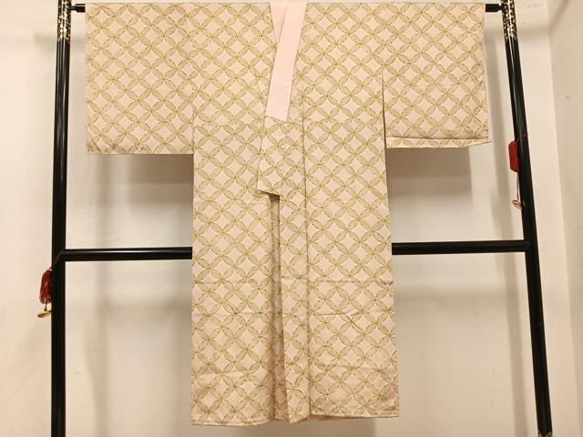 ■■■　サイズ　■■■ 身丈 125cm（肩から） 裄丈 65cm 袖丈 47.5cm　縫込み 6.5cm 袖幅 32.5cm 前幅 26.5cm 後幅 30.5cm 着物縫いこみ 内揚げ 6cm 裄 お袖側 約1cm　身頃側 約1cm ■■■　商品詳細　■■■ 【正絹・未使用】 状態は特に目立ったシミ汚れなどもなく大変良い状態です。 大変上質な逸品になります。 お安く出品致しますので、是非この機会にいかがでしょうか？ ■■■　注意事項　■■■ ■モニター発色の具合により色合いが異なる場合がございます。 ■寸法は多少の誤差が生じる場合がございますのでご了承ください。 ■縫込みの長さが左右非対称の場合は短い部分を記載しております。 左右非対称であってもご返品・お値引き等の保証は出来かねますので、ご了承の上ご購入をお願い致します。 ■シミ等のチェックには注意を払っておりますが、見落としがある場合もございますし、個人の見解も様々ですので神経質な方のご購入はお控えください。 ■箪笥に入っておりました着物や帯なので畳みシワや匂いがあるものもございます。 ■お休みは基本的に土日祝となりますが、その他臨時でお休みする場合がございますのでご了承ください。 ■商品の発送は平日のみの発送となります。 ■夜間と土曜、日曜日はお問い合わせの回答が遅れる場合がございます。 ■当店では、お直し、紋入れ、お手入れ等は承っておりません。 ■生地の状態（ヤケ、経年劣化等）によってはサイズ直しが出来ない場合がございます。 その点もどうかご了承のうえ、ご購入をお願いいたします。 ■弊社で取り扱う商品は一点ものにつき、時期や在庫状況に応じて金額が変更となる場合がございます。 ■検針は行っておりません。予めご了承いただきますようお願いいたします。 ■【洗える着物】と記載のある商品におきましては、商品お届け後に洗濯を行ってしまってからのご返品にはご対応しかねます。 念の為、専門店でのお手入れをお願いいたします。 ■写真に写っている物が全てになります。それ以外の付属品はございませんのでご了承ください。 ■状態に関する写真につきましては、掲載可能な写真枚数に限りがあるため、各箇所につき1枚参考画像を掲載しております。 ■着物のサイズ目安は下記を参考ください↓ ＜女性着物＞　お端折り次第で＋5cm　−1cmが着用可能サイズ 　例）身丈170cmの場合、身長160cm〜175cm ＜男性着物＞　身丈＋約25cm〜27cm程が適応身長 　例）身丈155cmの場合、身長180〜182cm