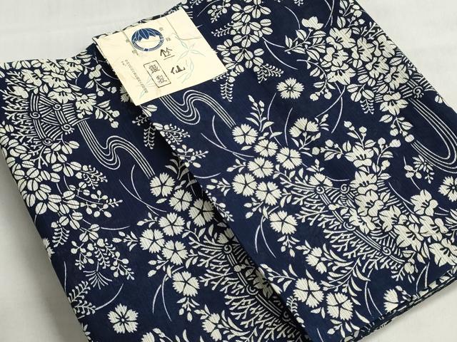 ■■■　サイズ　■■■ 長さ　　着尺分あり 幅　　　約35cm ■■■　商品詳細　■■■ 【綿・未使用】 状態は接写画像のように表地所々・裏面所々に薄い汚れがございます。 竺仙とは『美しいキモノ』や『きものサロン』などで、 高級浴衣としてお馴染み。 150年以上の歴史を持った老舗呉服店で、 江戸染浴衣の伝統的な技術で知られています。 竺仙オリジナルの生地の開発にはじまり、 毎年1000柄の新作を発表し続けている竺仙ブランドの浴衣は、 幅広い人気があります。 大変上質な逸品になります。 お安く出品致しますので、是非この機会にいかがでしょうか？ ■■■　注意事項　■■■ ■モニター発色の具合により色合いが異なる場合がございます。 ■寸法は多少の誤差が生じる場合がございますのでご了承ください。 ■縫込みの長さが左右非対称の場合は短い部分を記載しております。 左右非対称であってもご返品・お値引き等の保証は出来かねますので、ご了承の上ご購入をお願い致します。 ■シミ等のチェックには注意を払っておりますが、見落としがある場合もございますし、個人の見解も様々ですので神経質な方のご購入はお控えください。 ■箪笥に入っておりました着物や帯なので畳みシワや匂いがあるものもございます。 ■お休みは基本的に土日祝となりますが、その他臨時でお休みする場合がございますのでご了承ください。 ■商品の発送は平日のみの発送となります。 ■夜間と土曜、日曜日はお問い合わせの回答が遅れる場合がございます。 ■当店では、お直し、紋入れ、お手入れ等は承っておりません。 ■生地の状態（ヤケ、経年劣化等）によってはサイズ直しが出来ない場合がございます。 その点もどうかご了承のうえ、ご購入をお願いいたします。 ■弊社で取り扱う商品は一点ものにつき、時期や在庫状況に応じて金額が変更となる場合がございます。 ■検針は行っておりません。予めご了承いただきますようお願いいたします。 ■【洗える着物】と記載のある商品におきましては、商品お届け後に洗濯を行ってしまってからのご返品にはご対応しかねます。 念の為、専門店でのお手入れをお願いいたします。 ■写真に写っている物が全てになります。それ以外の付属品はございませんのでご了承ください。 ■状態に関する写真につきましては、掲載可能な写真枚数に限りがあるため、各箇所につき1枚参考画像を掲載しております。 ■着物のサイズ目安は下記を参考ください↓ ＜女性着物＞　お端折り次第で＋5cm　−1cmが着用可能サイズ 　例）身丈170cmの場合、身長160cm〜175cm ＜男性着物＞　身丈＋約25cm〜27cm程が適応身長 　例）身丈155cmの場合、身長180〜182cm