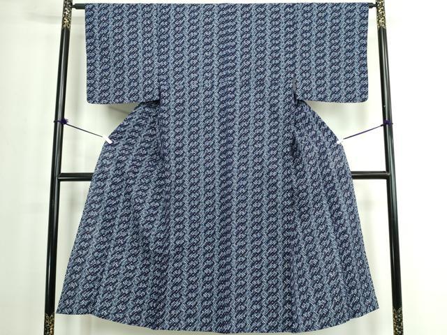 ■■■　サイズ　■■■ 身丈 142cm（肩から） 裄丈 63cm 袖丈 48cm　縫込み 0cm 袖幅 32cm 前幅 27.5cm 後幅 30cm 着物縫いこみ 内揚げ 0cm 裄 お袖側 約1cm　身頃側 約1cm ■■■　商品詳細　■■■ 【綿】 状態は接写画像のように肩当てに薄い汚れがございますがその他表地は特に目立ったシミ汚れなどもなく大変良い状態です。 大変上質な逸品になります。 お安く出品致しますので、是非この機会にいかがでしょうか？ ■■■　注意事項　■■■ ■モニター発色の具合により色合いが異なる場合がございます。 ■寸法は多少の誤差が生じる場合がございますのでご了承ください。 ■縫込みの長さが左右非対称の場合は短い部分を記載しております。 左右非対称であってもご返品・お値引き等の保証は出来かねますので、ご了承の上ご購入をお願い致します。 ■シミ等のチェックには注意を払っておりますが、見落としがある場合もございますし、個人の見解も様々ですので神経質な方のご購入はお控えください。 ■箪笥に入っておりました着物や帯なので畳みシワや匂いがあるものもございます。 ■お休みは基本的に土日祝となりますが、その他臨時でお休みする場合がございますのでご了承ください。 ■商品の発送は平日のみの発送となります。 ■夜間と土曜、日曜日はお問い合わせの回答が遅れる場合がございます。 ■当店では、お直し、紋入れ、お手入れ等は承っておりません。 ■生地の状態（ヤケ、経年劣化等）によってはサイズ直しが出来ない場合がございます。 その点もどうかご了承のうえ、ご購入をお願いいたします。 ■弊社で取り扱う商品は一点ものにつき、時期や在庫状況に応じて金額が変更となる場合がございます。 ■検針は行っておりません。予めご了承いただきますようお願いいたします。 ■【洗える着物】と記載のある商品におきましては、商品お届け後に洗濯を行ってしまってからのご返品にはご対応しかねます。 念の為、専門店でのお手入れをお願いいたします。 ■写真に写っている物が全てになります。それ以外の付属品はございませんのでご了承ください。 ■状態に関する写真につきましては、掲載可能な写真枚数に限りがあるため、各箇所につき1枚参考画像を掲載しております。 ■着物のサイズ目安は下記を参考ください↓ ＜女性着物＞　お端折り次第で＋5cm　−1cmが着用可能サイズ 　例）身丈170cmの場合、身長160cm〜175cm ＜男性着物＞　身丈＋約25cm〜27cm程が適応身長 　例）身丈155cmの場合、身長180〜182cm