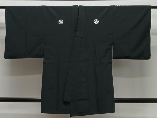 ■■■　サイズ　■■■ 身丈 85.5cm（肩から） 裄丈 63cm 袖丈 45cm　縫込み 3cm 袖幅 31.5cm 前幅 23cm 後幅 30cm 裄 お袖側 約1cm　身頃側 約0cm ■■■　商品詳細　■■■ 【化繊・三つ紋】 状態は接写画像のように、左袖前後に糸解けがございますが その他特に目立ったシミ汚れなどもなく大変良い状態です。 お安く出品致しますので、是非この機会にいかがでしょうか？ ※ご自身で洗濯された場合の保証はできかねます。 専門店にご相談ください。 ■■■　注意事項　■■■ ■モニター発色の具合により色合いが異なる場合がございます。 ■寸法は多少の誤差が生じる場合がございますのでご了承ください。 ■縫込みの長さが左右非対称の場合は短い部分を記載しております。 左右非対称であってもご返品・お値引き等の保証は出来かねますので、ご了承の上ご購入をお願い致します。 ■シミ等のチェックには注意を払っておりますが、見落としがある場合もございますし、個人の見解も様々ですので神経質な方のご購入はお控えください。 ■箪笥に入っておりました着物や帯なので畳みシワや匂いがあるものもございます。 ■お休みは基本的に土日祝となりますが、その他臨時でお休みする場合がございますのでご了承ください。 ■商品の発送は平日のみの発送となります。 ■夜間と土曜、日曜日はお問い合わせの回答が遅れる場合がございます。 ■当店では、お直し、紋入れ、お手入れ等は承っておりません。 ■生地の状態（ヤケ、経年劣化等）によってはサイズ直しが出来ない場合がございます。 その点もどうかご了承のうえ、ご購入をお願いいたします。 ■弊社で取り扱う商品は一点ものにつき、時期や在庫状況に応じて金額が変更となる場合がございます。 ■検針は行っておりません。予めご了承いただきますようお願いいたします。 ■【洗える着物】と記載のある商品におきましては、商品お届け後に洗濯を行ってしまってからのご返品にはご対応しかねます。 念の為、専門店でのお手入れをお願いいたします。 ■写真に写っている物が全てになります。それ以外の付属品はございませんのでご了承ください。 ■状態に関する写真につきましては、掲載可能な写真枚数に限りがあるため、各箇所につき1枚参考画像を掲載しております。 ■着物のサイズ目安は下記を参考ください↓ ＜女性着物＞　お端折り次第で＋5cm　−1cmが着用可能サイズ 　例）身丈170cmの場合、身長160cm〜175cm ＜男性着物＞　身丈＋約25cm〜27cm程が適応身長 　例）身丈155cmの場合、身長180〜182cm