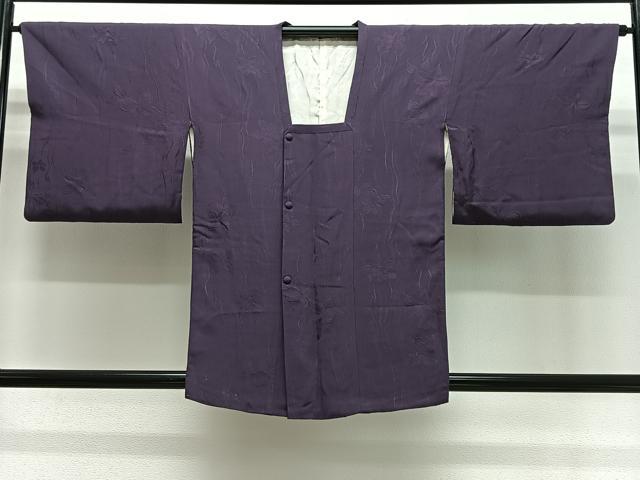 ■■■　サイズ　■■■ 身丈 82cm（肩から） 裄丈 64.5cm 袖丈 45cm　縫込み 4.5cm 袖幅 33.5cm 前幅 18.5cm 後幅 27.5cm 裄 お袖側 約0cm　身頃側 約3.5cm ■■■　商品詳細　■■■ 【正絹】 状態は接写画像のように、 下前竪衿・羽裏に薄い汚れがございますが その他特に目立ったシミ汚れなどもなく大変良い状態です。 大変上質な逸品になります。 お安く出品致しますので、是非この機会にいかがでしょうか？ ■■■　注意事項　■■■ ■モニター発色の具合により色合いが異なる場合がございます。 ■寸法は多少の誤差が生じる場合がございますのでご了承ください。 ■縫込みの長さが左右非対称の場合は短い部分を記載しております。 左右非対称であってもご返品・お値引き等の保証は出来かねますので、ご了承の上ご購入をお願い致します。 ■シミ等のチェックには注意を払っておりますが、見落としがある場合もございますし、個人の見解も様々ですので神経質な方のご購入はお控えください。 ■箪笥に入っておりました着物や帯なので畳みシワや匂いがあるものもございます。 ■お休みは基本的に土日祝となりますが、その他臨時でお休みする場合がございますのでご了承ください。 ■商品の発送は平日のみの発送となります。 ■夜間と土曜、日曜日はお問い合わせの回答が遅れる場合がございます。 ■当店では、お直し、紋入れ、お手入れ等は承っておりません。 ■生地の状態（ヤケ、経年劣化等）によってはサイズ直しが出来ない場合がございます。 その点もどうかご了承のうえ、ご購入をお願いいたします。 ■弊社で取り扱う商品は一点ものにつき、時期や在庫状況に応じて金額が変更となる場合がございます。 ■検針は行っておりません。予めご了承いただきますようお願いいたします。 ■【洗える着物】と記載のある商品におきましては、商品お届け後に洗濯を行ってしまってからのご返品にはご対応しかねます。 念の為、専門店でのお手入れをお願いいたします。 ■写真に写っている物が全てになります。それ以外の付属品はございませんのでご了承ください。 ■状態に関する写真につきましては、掲載可能な写真枚数に限りがあるため、各箇所につき1枚参考画像を掲載しております。 ■着物のサイズ目安は下記を参考ください↓ ＜女性着物＞　お端折り次第で＋5cm　−1cmが着用可能サイズ 　例）身丈170cmの場合、身長160cm〜175cm ＜男性着物＞　身丈＋約25cm〜27cm程が適応身長 　例）身丈155cmの場合、身長180〜182cm