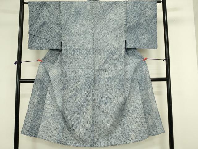 ■■■　サイズ　■■■ 身丈 139.5cm（肩から） 裄丈 63.5cm 袖丈 49.5cm　縫込み 2.5cm 袖幅 32cm 前幅 23cm 後幅 30.5cm 着物縫いこみ 内揚げ 2cm 裄 お袖側 約1cm　身頃側 約0cm ■■■　商品詳細　■■■ 【綿】 状態は接写画像のように居敷当てに薄い汚れがございますがその他表地は特に目立ったシミ汚れなどもなく大変良い状態です。 人気の高い“有松鳴海絞り”の浴衣でございます。 “鳴海絞り”ならではの表情を生み出す立体感と 淡いぼかしで息を吹き込まれ、 今にも動き出しそうな迫力を放っております。 夏祭りや花火大会、これから増えるイベントに連れ立って、 より夏をお楽しみ下さいませ。 大変上質な逸品になります。 お安く出品致しますので、是非この機会にいかがでしょうか？ ■■■　注意事項　■■■ ■モニター発色の具合により色合いが異なる場合がございます。 ■寸法は多少の誤差が生じる場合がございますのでご了承ください。 ■縫込みの長さが左右非対称の場合は短い部分を記載しております。 左右非対称であってもご返品・お値引き等の保証は出来かねますので、ご了承の上ご購入をお願い致します。 ■シミ等のチェックには注意を払っておりますが、見落としがある場合もございますし、個人の見解も様々ですので神経質な方のご購入はお控えください。 ■箪笥に入っておりました着物や帯なので畳みシワや匂いがあるものもございます。 ■お休みは基本的に土日祝となりますが、その他臨時でお休みする場合がございますのでご了承ください。 ■商品の発送は平日のみの発送となります。 ■夜間と土曜、日曜日はお問い合わせの回答が遅れる場合がございます。 ■当店では、お直し、紋入れ、お手入れ等は承っておりません。 ■生地の状態（ヤケ、経年劣化等）によってはサイズ直しが出来ない場合がございます。 その点もどうかご了承のうえ、ご購入をお願いいたします。 ■弊社で取り扱う商品は一点ものにつき、時期や在庫状況に応じて金額が変更となる場合がございます。 ■検針は行っておりません。予めご了承いただきますようお願いいたします。 ■【洗える着物】と記載のある商品におきましては、商品お届け後に洗濯を行ってしまってからのご返品にはご対応しかねます。 念の為、専門店でのお手入れをお願いいたします。 ■写真に写っている物が全てになります。それ以外の付属品はございませんのでご了承ください。 ■状態に関する写真につきましては、掲載可能な写真枚数に限りがあるため、各箇所につき1枚参考画像を掲載しております。 ■着物のサイズ目安は下記を参考ください↓ ＜女性着物＞　お端折り次第で＋5cm　−1cmが着用可能サイズ 　例）身丈170cmの場合、身長160cm〜175cm ＜男性着物＞　身丈＋約25cm〜27cm程が適応身長 　例）身丈155cmの場合、身長180〜182cm