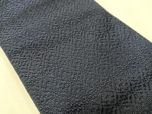 ■■■　サイズ　■■■ 長さ 408cm 幅 9cm程 ■■■　商品詳細　■■■ 【化繊】 詳細に関しましては、画像をご確認ください。 お安く出品致しますので、是非この機会にいかがでしょうか？ ※両側未かがりですが着用には問題ありません。 ■■■　注意事項　■■■ ■モニター発色の具合により色合いが異なる場合がございます。 ■寸法は多少の誤差が生じる場合がございますのでご了承ください。 ■縫込みの長さが左右非対称の場合は短い部分を記載しております。 左右非対称であってもご返品・お値引き等の保証は出来かねますので、ご了承の上ご購入をお願い致します。 ■シミ等のチェックには注意を払っておりますが、見落としがある場合もございますし、個人の見解も様々ですので神経質な方のご購入はお控えください。 ■箪笥に入っておりました着物や帯なので畳みシワや匂いがあるものもございます。 ■お休みは基本的に土日祝となりますが、その他臨時でお休みする場合がございますのでご了承ください。 ■商品の発送は平日のみの発送となります。 ■夜間と土曜、日曜日はお問い合わせの回答が遅れる場合がございます。 ■当店では、お直し、紋入れ、お手入れ等は承っておりません。 ■生地の状態（ヤケ、経年劣化等）によってはサイズ直しが出来ない場合がございます。 その点もどうかご了承のうえ、ご購入をお願いいたします。 ■弊社で取り扱う商品は一点ものにつき、時期や在庫状況に応じて金額が変更となる場合がございます。 ■検針は行っておりません。予めご了承いただきますようお願いいたします。 ■【洗える着物】と記載のある商品におきましては、商品お届け後に洗濯を行ってしまってからのご返品にはご対応しかねます。 念の為、専門店でのお手入れをお願いいたします。 ■写真に写っている物が全てになります。それ以外の付属品はございませんのでご了承ください。 ■状態に関する写真につきましては、掲載可能な写真枚数に限りがあるため、各箇所につき1枚参考画像を掲載しております。 ■着物のサイズ目安は下記を参考ください↓ ＜女性着物＞　お端折り次第で＋5cm　−1cmが着用可能サイズ 　例）身丈170cmの場合、身長160cm〜175cm ＜男性着物＞　身丈＋約25cm〜27cm程が適応身長 　例）身丈155cmの場合、身長180〜182cm