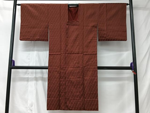 ■■■　サイズ　■■■ 身丈 123cm（肩から） 裄丈 65cm 袖丈 46cm　縫込み 3cm 袖幅 33cm 前幅 19.5cm 後幅 29cm 裄 お袖側 約1.5cm　身頃側 約4cm ■■■　商品詳細　■■■ 【正絹】 状態は特に目立ったシミ汚れなどもなく大変良い状態です。 大変上質な逸品になります。 お安く出品致しますので、是非この機会にいかがでしょうか？ ■■■　注意事項　■■■ ■モニター発色の具合により色合いが異なる場合がございます。 ■寸法は多少の誤差が生じる場合がございますのでご了承ください。 ■縫込みの長さが左右非対称の場合は短い部分を記載しております。 左右非対称であってもご返品・お値引き等の保証は出来かねますので、ご了承の上ご購入をお願い致します。 ■シミ等のチェックには注意を払っておりますが、見落としがある場合もございますし、個人の見解も様々ですので神経質な方のご購入はお控えください。 ■箪笥に入っておりました着物や帯なので畳みシワや匂いがあるものもございます。 ■お休みは基本的に土日祝となりますが、その他臨時でお休みする場合がございますのでご了承ください。 ■商品の発送は平日のみの発送となります。 ■夜間と土曜、日曜日はお問い合わせの回答が遅れる場合がございます。 ■当店では、お直し、紋入れ、お手入れ等は承っておりません。 ■生地の状態（ヤケ、経年劣化等）によってはサイズ直しが出来ない場合がございます。 その点もどうかご了承のうえ、ご購入をお願いいたします。 ■弊社で取り扱う商品は一点ものにつき、時期や在庫状況に応じて金額が変更となる場合がございます。 ■検針は行っておりません。予めご了承いただきますようお願いいたします。 ■【洗える着物】と記載のある商品におきましては、商品お届け後に洗濯を行ってしまってからのご返品にはご対応しかねます。 念の為、専門店でのお手入れをお願いいたします。 ■写真に写っている物が全てになります。それ以外の付属品はございませんのでご了承ください。 ■状態に関する写真につきましては、掲載可能な写真枚数に限りがあるため、各箇所につき1枚参考画像を掲載しております。 ■着物のサイズ目安は下記を参考ください↓ ＜女性着物＞　お端折り次第で＋5cm　−1cmが着用可能サイズ 　例）身丈170cmの場合、身長160cm〜175cm ＜男性着物＞　身丈＋約25cm〜27cm程が適応身長 　例）身丈155cmの場合、身長180〜182cm