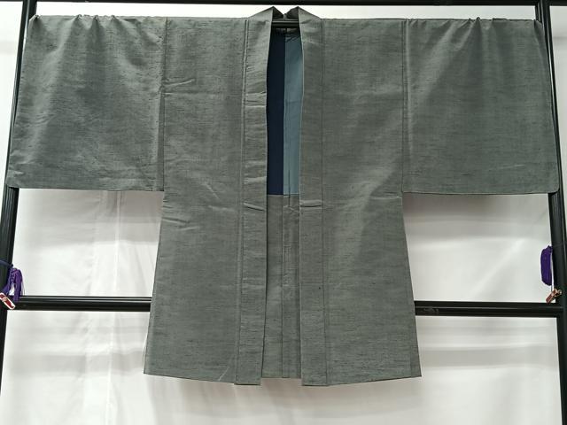 ■■■　サイズ　■■■ 身丈 95cm（肩から） 裄丈 72cm 袖丈 48.5cm　縫込み 3cm 袖幅 40cm 前幅 20cm 後幅 30cm 裄 お袖側 約0cm　身頃側 約2.5cm ■■■　商品詳細　■■■ 【正絹】 状態は特に目立ったシミ汚れなどもなく大変良い状態です。 大変上質な逸品になります。 お安く出品致しますので、是非この機会にいかがでしょうか？ ■■■　注意事項　■■■ ■モニター発色の具合により色合いが異なる場合がございます。 ■寸法は多少の誤差が生じる場合がございますのでご了承ください。 ■縫込みの長さが左右非対称の場合は短い部分を記載しております。 左右非対称であってもご返品・お値引き等の保証は出来かねますので、ご了承の上ご購入をお願い致します。 ■シミ等のチェックには注意を払っておりますが、見落としがある場合もございますし、個人の見解も様々ですので神経質な方のご購入はお控えください。 ■箪笥に入っておりました着物や帯なので畳みシワや匂いがあるものもございます。 ■お休みは基本的に土日祝となりますが、その他臨時でお休みする場合がございますのでご了承ください。 ■商品の発送は平日のみの発送となります。 ■夜間と土曜、日曜日はお問い合わせの回答が遅れる場合がございます。 ■当店では、お直し、紋入れ、お手入れ等は承っておりません。 ■生地の状態（ヤケ、経年劣化等）によってはサイズ直しが出来ない場合がございます。 その点もどうかご了承のうえ、ご購入をお願いいたします。 ■弊社で取り扱う商品は一点ものにつき、時期や在庫状況に応じて金額が変更となる場合がございます。 ■検針は行っておりません。予めご了承いただきますようお願いいたします。 ■【洗える着物】と記載のある商品におきましては、商品お届け後に洗濯を行ってしまってからのご返品にはご対応しかねます。 念の為、専門店でのお手入れをお願いいたします。 ■写真に写っている物が全てになります。それ以外の付属品はございませんのでご了承ください。 ■状態に関する写真につきましては、掲載可能な写真枚数に限りがあるため、各箇所につき1枚参考画像を掲載しております。 ■着物のサイズ目安は下記を参考ください↓ ＜女性着物＞　お端折り次第で＋5cm　−1cmが着用可能サイズ 　例）身丈170cmの場合、身長160cm〜175cm ＜男性着物＞　身丈＋約25cm〜27cm程が適応身長 　例）身丈155cmの場合、身長180〜182cm