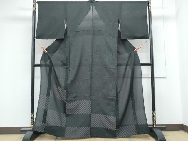■■■　サイズ　■■■ 身丈 164cm（肩から） 裄丈 67cm 袖丈 48cm　縫込み 6cm 袖幅 34cm 前幅 24cm 後幅 29.5cm 着物縫いこみ 内揚げ 6cm 裄 お袖側 約1cm　身頃側 約1cm ■■■　商品詳細　■■■ 【正絹】 状態は接写画像のように衿山に薄い汚れがございますが その他特に目立ったシミ汚れなどもなく大変良い状態です。 大変上質な逸品になります。 お安く出品致しますので、是非この機会にいかがでしょうか？ ■■■　注意事項　■■■ ■モニター発色の具合により色合いが異なる場合がございます。 ■寸法は多少の誤差が生じる場合がございますのでご了承ください。 ■縫込みの長さが左右非対称の場合は短い部分を記載しております。 左右非対称であってもご返品・お値引き等の保証は出来かねますので、ご了承の上ご購入をお願い致します。 ■シミ等のチェックには注意を払っておりますが、見落としがある場合もございますし、個人の見解も様々ですので神経質な方のご購入はお控えください。 ■箪笥に入っておりました着物や帯なので畳みシワや匂いがあるものもございます。 ■お休みは基本的に土日祝となりますが、その他臨時でお休みする場合がございますのでご了承ください。 ■商品の発送は平日のみの発送となります。 ■夜間と土曜、日曜日はお問い合わせの回答が遅れる場合がございます。 ■当店では、お直し、紋入れ、お手入れ等は承っておりません。 ■生地の状態（ヤケ、経年劣化等）によってはサイズ直しが出来ない場合がございます。 その点もどうかご了承のうえ、ご購入をお願いいたします。 ■弊社で取り扱う商品は一点ものにつき、時期や在庫状況に応じて金額が変更となる場合がございます。 ■検針は行っておりません。予めご了承いただきますようお願いいたします。 ■【洗える着物】と記載のある商品におきましては、商品お届け後に洗濯を行ってしまってからのご返品にはご対応しかねます。 念の為、専門店でのお手入れをお願いいたします。 ■写真に写っている物が全てになります。それ以外の付属品はございませんのでご了承ください。 ■状態に関する写真につきましては、掲載可能な写真枚数に限りがあるため、各箇所につき1枚参考画像を掲載しております。 ■着物のサイズ目安は下記を参考ください↓ ＜女性着物＞　お端折り次第で＋5cm　−1cmが着用可能サイズ 　例）身丈170cmの場合、身長160cm〜175cm ＜男性着物＞　身丈＋約25cm〜27cm程が適応身長 　例）身丈155cmの場合、身長180〜182cm