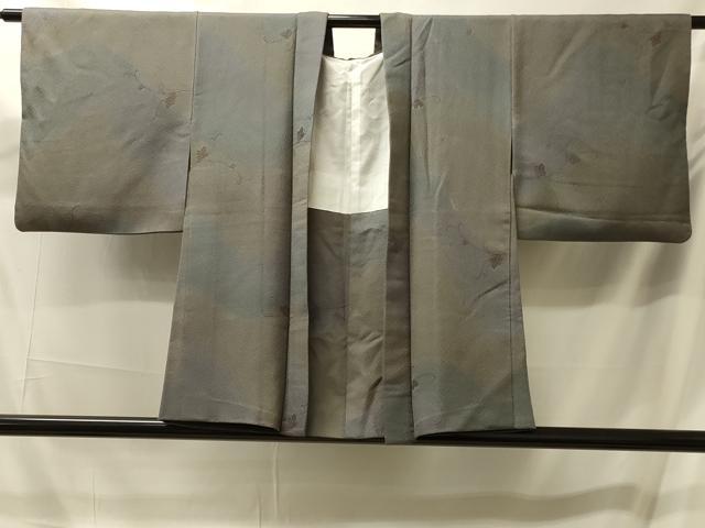 ■■■　サイズ　■■■ 身丈 76.5cm（肩から） 裄丈 63cm 袖丈 42.5cm　縫込み 3.5cm 袖幅 32.5cm 前幅 20cm 後幅 30.5cm 裄 お袖側 約3cm　身頃側 約4.5cm ■■■　商品詳細　■■■ 【正絹】 状態は接写画像のように後身頃・左袖前・右袖に薄い汚れがございますが その他特に目立ったシミ汚れなどもなく大変良い状態です。 大変上質な逸品になります。 お安く出品致しますので、是非この機会にいかがでしょうか？ ■■■　注意事項　■■■ ■モニター発色の具合により色合いが異なる場合がございます。 ■寸法は多少の誤差が生じる場合がございますのでご了承ください。 ■縫込みの長さが左右非対称の場合は短い部分を記載しております。 左右非対称であってもご返品・お値引き等の保証は出来かねますので、ご了承の上ご購入をお願い致します。 ■シミ等のチェックには注意を払っておりますが、見落としがある場合もございますし、個人の見解も様々ですので神経質な方のご購入はお控えください。 ■箪笥に入っておりました着物や帯なので畳みシワや匂いがあるものもございます。 ■お休みは基本的に土日祝となりますが、その他臨時でお休みする場合がございますのでご了承ください。 ■商品の発送は平日のみの発送となります。 ■夜間と土曜、日曜日はお問い合わせの回答が遅れる場合がございます。 ■当店では、お直し、紋入れ、お手入れ等は承っておりません。 ■生地の状態（ヤケ、経年劣化等）によってはサイズ直しが出来ない場合がございます。 その点もどうかご了承のうえ、ご購入をお願いいたします。 ■弊社で取り扱う商品は一点ものにつき、時期や在庫状況に応じて金額が変更となる場合がございます。 ■検針は行っておりません。予めご了承いただきますようお願いいたします。 ■【洗える着物】と記載のある商品におきましては、商品お届け後に洗濯を行ってしまってからのご返品にはご対応しかねます。 念の為、専門店でのお手入れをお願いいたします。 ■写真に写っている物が全てになります。それ以外の付属品はございませんのでご了承ください。 ■状態に関する写真につきましては、掲載可能な写真枚数に限りがあるため、各箇所につき1枚参考画像を掲載しております。 ■着物のサイズ目安は下記を参考ください↓ ＜女性着物＞　お端折り次第で＋5cm　−1cmが着用可能サイズ 　例）身丈170cmの場合、身長160cm〜175cm ＜男性着物＞　身丈＋約25cm〜27cm程が適応身長 　例）身丈155cmの場合、身長180〜182cm