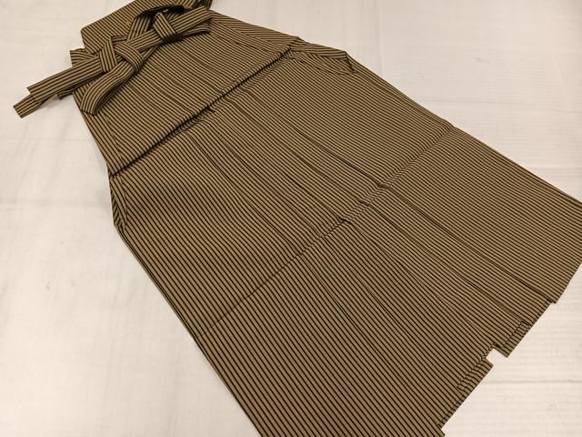 ■■■　サイズ　■■■ 紐下丈　約84.5cm ■■■　商品詳細　■■■ 【正絹】 状態は特に目立ったシミ汚れなどもなく大変良い状態です。 大変上質な逸品になります。 お安く出品致しますので、是非この機会にいかがでしょうか？ ■■■　注意事項　■■■ ■モニター発色の具合により色合いが異なる場合がございます。 ■寸法は多少の誤差が生じる場合がございますのでご了承ください。 ■縫込みの長さが左右非対称の場合は短い部分を記載しております。 左右非対称であってもご返品・お値引き等の保証は出来かねますので、ご了承の上ご購入をお願い致します。 ■シミ等のチェックには注意を払っておりますが、見落としがある場合もございますし、個人の見解も様々ですので神経質な方のご購入はお控えください。 ■箪笥に入っておりました着物や帯なので畳みシワや匂いがあるものもございます。 ■お休みは基本的に土日祝となりますが、その他臨時でお休みする場合がございますのでご了承ください。 ■商品の発送は平日のみの発送となります。 ■夜間と土曜、日曜日はお問い合わせの回答が遅れる場合がございます。 ■当店では、お直し、紋入れ、お手入れ等は承っておりません。 ■生地の状態（ヤケ、経年劣化等）によってはサイズ直しが出来ない場合がございます。 その点もどうかご了承のうえ、ご購入をお願いいたします。 ■弊社で取り扱う商品は一点ものにつき、時期や在庫状況に応じて金額が変更となる場合がございます。 ■検針は行っておりません。予めご了承いただきますようお願いいたします。 ■【洗える着物】と記載のある商品におきましては、商品お届け後に洗濯を行ってしまってからのご返品にはご対応しかねます。 念の為、専門店でのお手入れをお願いいたします。 ■写真に写っている物が全てになります。それ以外の付属品はございませんのでご了承ください。 ■状態に関する写真につきましては、掲載可能な写真枚数に限りがあるため、各箇所につき1枚参考画像を掲載しております。 ■着物のサイズ目安は下記を参考ください↓ ＜女性着物＞　お端折り次第で＋5cm　−1cmが着用可能サイズ 　例）身丈170cmの場合、身長160cm〜175cm ＜男性着物＞　身丈＋約25cm〜27cm程が適応身長 　例）身丈155cmの場合、身長180〜182cm