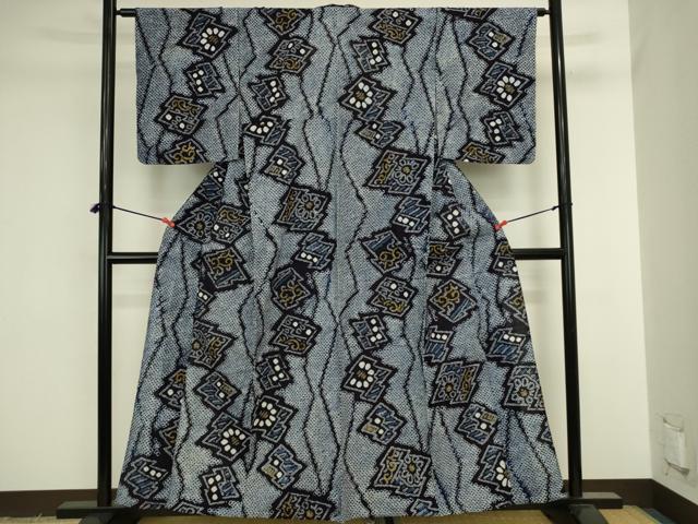 ■■■　サイズ　■■■ 身丈 159cm（肩から） 裄丈 63.5cm 袖丈 50cm　縫込み 1.5cm 袖幅 32cm 前幅 23cm 後幅 31cm 着物縫いこみ 内揚げ 0cm 裄 お袖側 約1cm　身頃側 約0cm ■■■　商品詳細　■■■ 【綿】 状態は接写画像のように下前に汚れがございますが その他特に目立ったシミ汚れなどもなく大変良い状態です。 人気の高い“有松鳴海絞り”の浴衣でございます。 “鳴海絞り”ならではの表情を生み出す立体感と 淡いぼかしで息を吹き込まれ、 今にも動き出しそうな迫力を放っております。 夏祭りや花火大会、これから増えるイベントに連れ立って、 より夏をお楽しみ下さいませ。 大変上質な逸品になります。 お安く出品致しますので、是非この機会にいかがでしょうか？ ■■■　注意事項　■■■ ■モニター発色の具合により色合いが異なる場合がございます。 ■寸法は多少の誤差が生じる場合がございますのでご了承ください。 ■縫込みの長さが左右非対称の場合は短い部分を記載しております。 左右非対称であってもご返品・お値引き等の保証は出来かねますので、ご了承の上ご購入をお願い致します。 ■シミ等のチェックには注意を払っておりますが、見落としがある場合もございますし、個人の見解も様々ですので神経質な方のご購入はお控えください。 ■箪笥に入っておりました着物や帯なので畳みシワや匂いがあるものもございます。 ■お休みは基本的に土日祝となりますが、その他臨時でお休みする場合がございますのでご了承ください。 ■商品の発送は平日のみの発送となります。 ■夜間と土曜、日曜日はお問い合わせの回答が遅れる場合がございます。 ■当店では、お直し、紋入れ、お手入れ等は承っておりません。 ■生地の状態（ヤケ、経年劣化等）によってはサイズ直しが出来ない場合がございます。 その点もどうかご了承のうえ、ご購入をお願いいたします。 ■弊社で取り扱う商品は一点ものにつき、時期や在庫状況に応じて金額が変更となる場合がございます。 ■検針は行っておりません。予めご了承いただきますようお願いいたします。 ■【洗える着物】と記載のある商品におきましては、商品お届け後に洗濯を行ってしまってからのご返品にはご対応しかねます。 念の為、専門店でのお手入れをお願いいたします。 ■写真に写っている物が全てになります。それ以外の付属品はございませんのでご了承ください。 ■状態に関する写真につきましては、掲載可能な写真枚数に限りがあるため、各箇所につき1枚参考画像を掲載しております。 ■着物のサイズ目安は下記を参考ください↓ ＜女性着物＞　お端折り次第で＋5cm　−1cmが着用可能サイズ 　例）身丈170cmの場合、身長160cm〜175cm ＜男性着物＞　身丈＋約25cm〜27cm程が適応身長 　例）身丈155cmの場合、身長180〜182cm