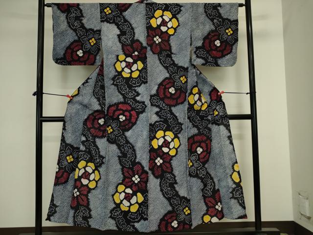 ■■■　サイズ　■■■ 身丈 151cm（肩から） 裄丈 63.5cm 袖丈 43.5cm　縫込み 2.5cm 袖幅 32.5cm 前幅 25cm 後幅 30cm 着物縫いこみ 内揚げ 0cm 裄 お袖側 約1cm　身頃側 約2.5cm ■■■　商品詳細　■■■ 【綿】 状態は接写画像のように後身頃・右袖前・肩当てに薄い汚れがございますが その他特に目立ったシミ汚れなどもなく大変良い状態です。 人気の高い“有松鳴海絞り”の浴衣でございます。 “鳴海絞り”ならではの表情を生み出す立体感と 淡いぼかしで息を吹き込まれ、 今にも動き出しそうな迫力を放っております。 夏祭りや花火大会、これから増えるイベントに連れ立って、 より夏をお楽しみ下さいませ。 大変上質な逸品になります。 お安く出品致しますので、是非この機会にいかがでしょうか？ ■■■　注意事項　■■■ ■モニター発色の具合により色合いが異なる場合がございます。 ■寸法は多少の誤差が生じる場合がございますのでご了承ください。 ■縫込みの長さが左右非対称の場合は短い部分を記載しております。 左右非対称であってもご返品・お値引き等の保証は出来かねますので、ご了承の上ご購入をお願い致します。 ■シミ等のチェックには注意を払っておりますが、見落としがある場合もございますし、個人の見解も様々ですので神経質な方のご購入はお控えください。 ■箪笥に入っておりました着物や帯なので畳みシワや匂いがあるものもございます。 ■お休みは基本的に土日祝となりますが、その他臨時でお休みする場合がございますのでご了承ください。 ■商品の発送は平日のみの発送となります。 ■夜間と土曜、日曜日はお問い合わせの回答が遅れる場合がございます。 ■当店では、お直し、紋入れ、お手入れ等は承っておりません。 ■生地の状態（ヤケ、経年劣化等）によってはサイズ直しが出来ない場合がございます。 その点もどうかご了承のうえ、ご購入をお願いいたします。 ■弊社で取り扱う商品は一点ものにつき、時期や在庫状況に応じて金額が変更となる場合がございます。 ■検針は行っておりません。予めご了承いただきますようお願いいたします。 ■【洗える着物】と記載のある商品におきましては、商品お届け後に洗濯を行ってしまってからのご返品にはご対応しかねます。 念の為、専門店でのお手入れをお願いいたします。 ■写真に写っている物が全てになります。それ以外の付属品はございませんのでご了承ください。 ■状態に関する写真につきましては、掲載可能な写真枚数に限りがあるため、各箇所につき1枚参考画像を掲載しております。 ■着物のサイズ目安は下記を参考ください↓ ＜女性着物＞　お端折り次第で＋5cm　−1cmが着用可能サイズ 　例）身丈170cmの場合、身長160cm〜175cm ＜男性着物＞　身丈＋約25cm〜27cm程が適応身長 　例）身丈155cmの場合、身長180〜182cm