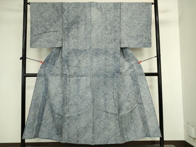 ■■■　サイズ　■■■ 身丈 150.5cm（肩から） 裄丈 66cm 袖丈 50.5cm　縫込み 3cm 袖幅 33.5cm 前幅 27cm 後幅 30.5cm 着物縫いこみ 内揚げ 5cm 裄 お袖側 約1cm　身頃側 約0cm ■■■　商品詳細　■■■ 【綿】 状態は特に目立ったシミ汚れなどもなく大変良い状態です。 人気の高い“有松鳴海絞り”の浴衣でございます。 “鳴海絞り”ならではの表情を生み出す立体感と 淡いぼかしで息を吹き込まれ、 今にも動き出しそうな迫力を放っております。 夏祭りや花火大会、これから増えるイベントに連れ立って、 より夏をお楽しみ下さいませ。 大変上質な逸品になります。 お安く出品致しますので、是非この機会にいかがでしょうか？ ■■■　注意事項　■■■ ■モニター発色の具合により色合いが異なる場合がございます。 ■寸法は多少の誤差が生じる場合がございますのでご了承ください。 ■縫込みの長さが左右非対称の場合は短い部分を記載しております。 左右非対称であってもご返品・お値引き等の保証は出来かねますので、ご了承の上ご購入をお願い致します。 ■シミ等のチェックには注意を払っておりますが、見落としがある場合もございますし、個人の見解も様々ですので神経質な方のご購入はお控えください。 ■箪笥に入っておりました着物や帯なので畳みシワや匂いがあるものもございます。 ■お休みは基本的に土日祝となりますが、その他臨時でお休みする場合がございますのでご了承ください。 ■商品の発送は平日のみの発送となります。 ■夜間と土曜、日曜日はお問い合わせの回答が遅れる場合がございます。 ■当店では、お直し、紋入れ、お手入れ等は承っておりません。 ■生地の状態（ヤケ、経年劣化等）によってはサイズ直しが出来ない場合がございます。 その点もどうかご了承のうえ、ご購入をお願いいたします。 ■弊社で取り扱う商品は一点ものにつき、時期や在庫状況に応じて金額が変更となる場合がございます。 ■検針は行っておりません。予めご了承いただきますようお願いいたします。 ■【洗える着物】と記載のある商品におきましては、商品お届け後に洗濯を行ってしまってからのご返品にはご対応しかねます。 念の為、専門店でのお手入れをお願いいたします。 ■写真に写っている物が全てになります。それ以外の付属品はございませんのでご了承ください。 ■状態に関する写真につきましては、掲載可能な写真枚数に限りがあるため、各箇所につき1枚参考画像を掲載しております。 ■着物のサイズ目安は下記を参考ください↓ ＜女性着物＞　お端折り次第で＋5cm　−1cmが着用可能サイズ 　例）身丈170cmの場合、身長160cm〜175cm ＜男性着物＞　身丈＋約25cm〜27cm程が適応身長 　例）身丈155cmの場合、身長180〜182cm