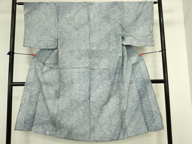 ■■■　サイズ　■■■ 身丈 131.5cm（肩から） 裄丈 63.5cm 袖丈 46cm　縫込み 3cm 袖幅 33cm 前幅 24cm 後幅 30.5cm 着物縫いこみ 内揚げ 4.5cm 裄 お袖側 約1cm　身頃側 約0cm ■■■　商品詳細　■■■ 【綿】 状態は特に目立ったシミ汚れなどもなく大変良い状態です。 人気の高い“有松鳴海絞り”の浴衣でございます。 “鳴海絞り”ならではの表情を生み出す立体感と 淡いぼかしで息を吹き込まれ、 今にも動き出しそうな迫力を放っております。 夏祭りや花火大会、これから増えるイベントに連れ立って、 より夏をお楽しみ下さいませ。 大変上質な逸品になります。 お安く出品致しますので、是非この機会にいかがでしょうか？ ■■■　注意事項　■■■ ■モニター発色の具合により色合いが異なる場合がございます。 ■寸法は多少の誤差が生じる場合がございますのでご了承ください。 ■縫込みの長さが左右非対称の場合は短い部分を記載しております。 左右非対称であってもご返品・お値引き等の保証は出来かねますので、ご了承の上ご購入をお願い致します。 ■シミ等のチェックには注意を払っておりますが、見落としがある場合もございますし、個人の見解も様々ですので神経質な方のご購入はお控えください。 ■箪笥に入っておりました着物や帯なので畳みシワや匂いがあるものもございます。 ■お休みは基本的に土日祝となりますが、その他臨時でお休みする場合がございますのでご了承ください。 ■商品の発送は平日のみの発送となります。 ■夜間と土曜、日曜日はお問い合わせの回答が遅れる場合がございます。 ■当店では、お直し、紋入れ、お手入れ等は承っておりません。 ■生地の状態（ヤケ、経年劣化等）によってはサイズ直しが出来ない場合がございます。 その点もどうかご了承のうえ、ご購入をお願いいたします。 ■弊社で取り扱う商品は一点ものにつき、時期や在庫状況に応じて金額が変更となる場合がございます。 ■検針は行っておりません。予めご了承いただきますようお願いいたします。 ■【洗える着物】と記載のある商品におきましては、商品お届け後に洗濯を行ってしまってからのご返品にはご対応しかねます。 念の為、専門店でのお手入れをお願いいたします。 ■写真に写っている物が全てになります。それ以外の付属品はございませんのでご了承ください。 ■状態に関する写真につきましては、掲載可能な写真枚数に限りがあるため、各箇所につき1枚参考画像を掲載しております。 ■着物のサイズ目安は下記を参考ください↓ ＜女性着物＞　お端折り次第で＋5cm　−1cmが着用可能サイズ 　例）身丈170cmの場合、身長160cm〜175cm ＜男性着物＞　身丈＋約25cm〜27cm程が適応身長 　例）身丈155cmの場合、身長180〜182cm