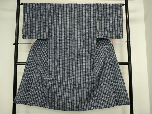 ■■■　サイズ　■■■ 身丈 137.5cm（肩から） 裄丈 64cm 袖丈 48.5cm　縫込み 3cm 袖幅 32.5cm 前幅 24cm 後幅 30.5cm 着物縫いこみ 内揚げ 2.5cm 裄 お袖側 約1cm　身頃側 約0cm ■■■　商品詳細　■■■ 【綿】 状態は特に目立ったシミ汚れなどもなく大変良い状態です。 大変上質な逸品になります。 お安く出品致しますので、是非この機会にいかがでしょうか？ ■■■　注意事項　■■■ ■モニター発色の具合により色合いが異なる場合がございます。 ■寸法は多少の誤差が生じる場合がございますのでご了承ください。 ■縫込みの長さが左右非対称の場合は短い部分を記載しております。 左右非対称であってもご返品・お値引き等の保証は出来かねますので、ご了承の上ご購入をお願い致します。 ■シミ等のチェックには注意を払っておりますが、見落としがある場合もございますし、個人の見解も様々ですので神経質な方のご購入はお控えください。 ■箪笥に入っておりました着物や帯なので畳みシワや匂いがあるものもございます。 ■お休みは基本的に土日祝となりますが、その他臨時でお休みする場合がございますのでご了承ください。 ■商品の発送は平日のみの発送となります。 ■夜間と土曜、日曜日はお問い合わせの回答が遅れる場合がございます。 ■当店では、お直し、紋入れ、お手入れ等は承っておりません。 ■生地の状態（ヤケ、経年劣化等）によってはサイズ直しが出来ない場合がございます。 その点もどうかご了承のうえ、ご購入をお願いいたします。 ■弊社で取り扱う商品は一点ものにつき、時期や在庫状況に応じて金額が変更となる場合がございます。 ■検針は行っておりません。予めご了承いただきますようお願いいたします。 ■【洗える着物】と記載のある商品におきましては、商品お届け後に洗濯を行ってしまってからのご返品にはご対応しかねます。 念の為、専門店でのお手入れをお願いいたします。 ■写真に写っている物が全てになります。それ以外の付属品はございませんのでご了承ください。 ■状態に関する写真につきましては、掲載可能な写真枚数に限りがあるため、各箇所につき1枚参考画像を掲載しております。 ■着物のサイズ目安は下記を参考ください↓ ＜女性着物＞　お端折り次第で＋5cm　−1cmが着用可能サイズ 　例）身丈170cmの場合、身長160cm〜175cm ＜男性着物＞　身丈＋約25cm〜27cm程が適応身長 　例）身丈155cmの場合、身長180〜182cm