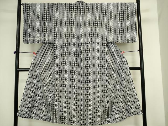 ■■■　サイズ　■■■ 身丈 139.5cm（肩から） 裄丈 67.5cm 袖丈 49cm　縫込み 3cm 袖幅 35cm 前幅 25cm 後幅 30.5cm 着物縫いこみ 内揚げ 2cm 裄 お袖側 約3cm　身頃側 約3cm ■■■　商品詳細　■■■ 【綿】 状態は特に目立ったシミ汚れなどもなく大変良い状態です。 大変上質な逸品になります。 お安く出品致しますので、是非この機会にいかがでしょうか？ ■■■　注意事項　■■■ ■モニター発色の具合により色合いが異なる場合がございます。 ■寸法は多少の誤差が生じる場合がございますのでご了承ください。 ■縫込みの長さが左右非対称の場合は短い部分を記載しております。 左右非対称であってもご返品・お値引き等の保証は出来かねますので、ご了承の上ご購入をお願い致します。 ■シミ等のチェックには注意を払っておりますが、見落としがある場合もございますし、個人の見解も様々ですので神経質な方のご購入はお控えください。 ■箪笥に入っておりました着物や帯なので畳みシワや匂いがあるものもございます。 ■お休みは基本的に土日祝となりますが、その他臨時でお休みする場合がございますのでご了承ください。 ■商品の発送は平日のみの発送となります。 ■夜間と土曜、日曜日はお問い合わせの回答が遅れる場合がございます。 ■当店では、お直し、紋入れ、お手入れ等は承っておりません。 ■生地の状態（ヤケ、経年劣化等）によってはサイズ直しが出来ない場合がございます。 その点もどうかご了承のうえ、ご購入をお願いいたします。 ■弊社で取り扱う商品は一点ものにつき、時期や在庫状況に応じて金額が変更となる場合がございます。 ■検針は行っておりません。予めご了承いただきますようお願いいたします。 ■【洗える着物】と記載のある商品におきましては、商品お届け後に洗濯を行ってしまってからのご返品にはご対応しかねます。 念の為、専門店でのお手入れをお願いいたします。 ■写真に写っている物が全てになります。それ以外の付属品はございませんのでご了承ください。 ■状態に関する写真につきましては、掲載可能な写真枚数に限りがあるため、各箇所につき1枚参考画像を掲載しております。 ■着物のサイズ目安は下記を参考ください↓ ＜女性着物＞　お端折り次第で＋5cm　−1cmが着用可能サイズ 　例）身丈170cmの場合、身長160cm〜175cm ＜男性着物＞　身丈＋約25cm〜27cm程が適応身長 　例）身丈155cmの場合、身長180〜182cm
