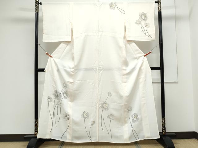 ■■■　サイズ　■■■ 身丈 162cm（肩から） 裄丈 64cm 袖丈 46cm　縫込み 3cm 袖幅 33cm 前幅 23cm 後幅 29cm 着物縫いこみ 内揚げ 0cm 裄 お袖側 約1cm　身頃側 約2cm ■■■　商品詳細　■■■ 【正絹】 状態は接写画像のように表地所々・衿山・袖口・背伏せに薄い汚れがございます。 大変上質な逸品になりますのでぜひお手入れをされてお召しになられてはいかがでしょうか。 お安く出品致しますので、是非この機会にいかがでしょうか？ ■■■　注意事項　■■■ ■モニター発色の具合により色合いが異なる場合がございます。 ■寸法は多少の誤差が生じる場合がございますのでご了承ください。 ■縫込みの長さが左右非対称の場合は短い部分を記載しております。 左右非対称であってもご返品・お値引き等の保証は出来かねますので、ご了承の上ご購入をお願い致します。 ■シミ等のチェックには注意を払っておりますが、見落としがある場合もございますし、個人の見解も様々ですので神経質な方のご購入はお控えください。 ■箪笥に入っておりました着物や帯なので畳みシワや匂いがあるものもございます。 ■お休みは基本的に土日祝となりますが、その他臨時でお休みする場合がございますのでご了承ください。 ■商品の発送は平日のみの発送となります。 ■夜間と土曜、日曜日はお問い合わせの回答が遅れる場合がございます。 ■当店では、お直し、紋入れ、お手入れ等は承っておりません。 ■生地の状態（ヤケ、経年劣化等）によってはサイズ直しが出来ない場合がございます。 その点もどうかご了承のうえ、ご購入をお願いいたします。 ■弊社で取り扱う商品は一点ものにつき、時期や在庫状況に応じて金額が変更となる場合がございます。 ■検針は行っておりません。予めご了承いただきますようお願いいたします。 ■【洗える着物】と記載のある商品におきましては、商品お届け後に洗濯を行ってしまってからのご返品にはご対応しかねます。 念の為、専門店でのお手入れをお願いいたします。 ■写真に写っている物が全てになります。それ以外の付属品はございませんのでご了承ください。 ■状態に関する写真につきましては、掲載可能な写真枚数に限りがあるため、各箇所につき1枚参考画像を掲載しております。 ■着物のサイズ目安は下記を参考ください↓ ＜女性着物＞　お端折り次第で＋5cm　−1cmが着用可能サイズ 　例）身丈170cmの場合、身長160cm〜175cm ＜男性着物＞　身丈＋約25cm〜27cm程が適応身長 　例）身丈155cmの場合、身長180〜182cm