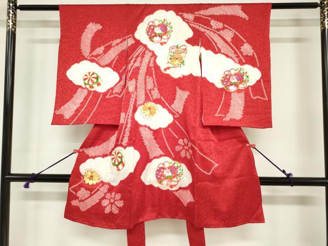 ■■■　サイズ　■■■ 【着物】 身丈 98cm（肩から） 裄丈 47.5cm 袖丈 56cm ■■■　商品詳細　■■■ 産着【表地：正絹・裏地：ポリエステル100％】 状態は接写画像のように白場全体・裏地に薄い汚れがございますが その他特に目立ったシミ汚れなどもなく大変良い状態です。 大変上質な逸品になります。 お安く出品致しますので、是非この機会にいかがでしょうか？ ※襦袢の付属がございません。 ※若干保管臭がございます。 ■■■　注意事項　■■■ ■モニター発色の具合により色合いが異なる場合がございます。 ■寸法は多少の誤差が生じる場合がございますのでご了承ください。 ■縫込みの長さが左右非対称の場合は短い部分を記載しております。 左右非対称であってもご返品・お値引き等の保証は出来かねますので、ご了承の上ご購入をお願い致します。 ■シミ等のチェックには注意を払っておりますが、見落としがある場合もございますし、個人の見解も様々ですので神経質な方のご購入はお控えください。 ■箪笥に入っておりました着物や帯なので畳みシワや匂いがあるものもございます。 ■お休みは基本的に土日祝となりますが、その他臨時でお休みする場合がございますのでご了承ください。 ■商品の発送は平日のみの発送となります。 ■夜間と土曜、日曜日はお問い合わせの回答が遅れる場合がございます。 ■当店では、お直し、紋入れ、お手入れ等は承っておりません。 ■生地の状態（ヤケ、経年劣化等）によってはサイズ直しが出来ない場合がございます。 その点もどうかご了承のうえ、ご購入をお願いいたします。 ■弊社で取り扱う商品は一点ものにつき、時期や在庫状況に応じて金額が変更となる場合がございます。 ■検針は行っておりません。予めご了承いただきますようお願いいたします。 ■【洗える着物】と記載のある商品におきましては、商品お届け後に洗濯を行ってしまってからのご返品にはご対応しかねます。 念の為、専門店でのお手入れをお願いいたします。 ■写真に写っている物が全てになります。それ以外の付属品はございませんのでご了承ください。 ■状態に関する写真につきましては、掲載可能な写真枚数に限りがあるため、各箇所につき1枚参考画像を掲載しております。 ■着物のサイズ目安は下記を参考ください↓ ＜女性着物＞　お端折り次第で＋5cm　−1cmが着用可能サイズ 　例）身丈170cmの場合、身長160cm〜175cm ＜男性着物＞　身丈＋約25cm〜27cm程が適応身長 　例）身丈155cmの場合、身長180〜182cm