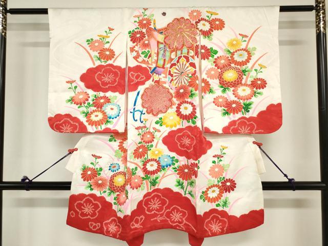 ■■■　サイズ　■■■ 【着物】 身丈 98cm（肩から） 裄丈 50.5cm 袖丈 56.5cm ■■■　商品詳細　■■■ 産着【正絹・一つ紋】 状態は接写画像のように 衿・両袖前後・表地所々・衿裏・裏地・紐に薄い汚れがございます。 大変上質な逸品になりますので 気になる方はお手入れをされてお召しになられてはいかがでしょうか。 お安く出品致しますので、是非この機会にいかがでしょうか？ ※襦袢の付属がございません。 ※若干保管臭がございます。 ■■■　注意事項　■■■ ■モニター発色の具合により色合いが異なる場合がございます。 ■寸法は多少の誤差が生じる場合がございますのでご了承ください。 ■縫込みの長さが左右非対称の場合は短い部分を記載しております。 左右非対称であってもご返品・お値引き等の保証は出来かねますので、ご了承の上ご購入をお願い致します。 ■シミ等のチェックには注意を払っておりますが、見落としがある場合もございますし、個人の見解も様々ですので神経質な方のご購入はお控えください。 ■箪笥に入っておりました着物や帯なので畳みシワや匂いがあるものもございます。 ■お休みは基本的に土日祝となりますが、その他臨時でお休みする場合がございますのでご了承ください。 ■商品の発送は平日のみの発送となります。 ■夜間と土曜、日曜日はお問い合わせの回答が遅れる場合がございます。 ■当店では、お直し、紋入れ、お手入れ等は承っておりません。 ■生地の状態（ヤケ、経年劣化等）によってはサイズ直しが出来ない場合がございます。 その点もどうかご了承のうえ、ご購入をお願いいたします。 ■弊社で取り扱う商品は一点ものにつき、時期や在庫状況に応じて金額が変更となる場合がございます。 ■検針は行っておりません。予めご了承いただきますようお願いいたします。 ■【洗える着物】と記載のある商品におきましては、商品お届け後に洗濯を行ってしまってからのご返品にはご対応しかねます。 念の為、専門店でのお手入れをお願いいたします。 ■写真に写っている物が全てになります。それ以外の付属品はございませんのでご了承ください。 ■状態に関する写真につきましては、掲載可能な写真枚数に限りがあるため、各箇所につき1枚参考画像を掲載しております。 ■着物のサイズ目安は下記を参考ください↓ ＜女性着物＞　お端折り次第で＋5cm　−1cmが着用可能サイズ 　例）身丈170cmの場合、身長160cm〜175cm ＜男性着物＞　身丈＋約25cm〜27cm程が適応身長 　例）身丈155cmの場合、身長180〜182cm