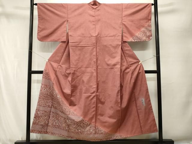 ■■■　サイズ　■■■ 身丈 150.5cm（肩から） 裄丈 64cm 袖丈 44cm　縫込み 5cm 袖幅 33cm 前幅 23cm 後幅 29cm 着物縫いこみ 内揚げ 7cm 裄 お袖側 約3cm　身頃側 約2cm ■■■　商品詳細　■■■ 【正絹・バチ衿】 状態は画像を添付しておりますので、そちらをご確認下さいますよう宜しくお願い致します。 大変上質な逸品になります。 お安く出品致しますので、是非この機会にいかがでしょうか？ ■■■　注意事項　■■■ ■モニター発色の具合により色合いが異なる場合がございます。 ■寸法は多少の誤差が生じる場合がございますのでご了承ください。 ■縫込みの長さが左右非対称の場合は短い部分を記載しております。 左右非対称であってもご返品・お値引き等の保証は出来かねますので、ご了承の上ご購入をお願い致します。 ■シミ等のチェックには注意を払っておりますが、見落としがある場合もございますし、個人の見解も様々ですので神経質な方のご購入はお控えください。 ■箪笥に入っておりました着物や帯なので畳みシワや匂いがあるものもございます。 ■お休みは基本的に土日祝となりますが、その他臨時でお休みする場合がございますのでご了承ください。 ■商品の発送は平日のみの発送となります。 ■夜間と土曜、日曜日はお問い合わせの回答が遅れる場合がございます。 ■当店では、お直し、紋入れ、お手入れ等は承っておりません。 ■生地の状態（ヤケ、経年劣化等）によってはサイズ直しが出来ない場合がございます。 その点もどうかご了承のうえ、ご購入をお願いいたします。 ■弊社で取り扱う商品は一点ものにつき、時期や在庫状況に応じて金額が変更となる場合がございます。 ■検針は行っておりません。予めご了承いただきますようお願いいたします。 ■【洗える着物】と記載のある商品におきましては、商品お届け後に洗濯を行ってしまってからのご返品にはご対応しかねます。 念の為、専門店でのお手入れをお願いいたします。 ■写真に写っている物が全てになります。それ以外の付属品はございませんのでご了承ください。 ■状態に関する写真につきましては、掲載可能な写真枚数に限りがあるため、各箇所につき1枚参考画像を掲載しております。 ■着物のサイズ目安は下記を参考ください↓ ＜女性着物＞　お端折り次第で＋5cm　−1cmが着用可能サイズ 　例）身丈170cmの場合、身長160cm〜175cm ＜男性着物＞　身丈＋約25cm〜27cm程が適応身長 　例）身丈155cmの場合、身長180〜182cm