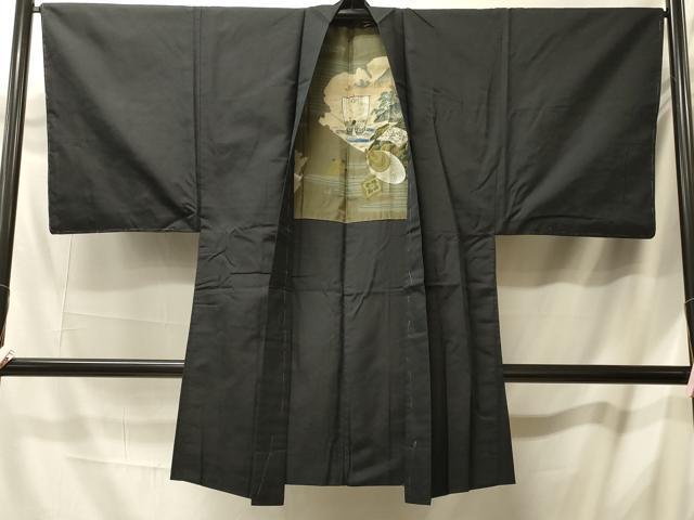 ■■■　サイズ　■■■ 身丈 98.5cm（肩から） 裄丈 66.5cm 袖丈 49.5cm　縫込み 2.5cm 袖幅 34cm 前幅 20.5cm 後幅 30cm 裄 お袖側 約1cm　身頃側 約1.5cm ■■■　商品詳細　■■■ 【正絹・未使用】 状態は特に目立ったシミ汚れなどもなく大変良い状態です。 大変上質な逸品になります。 お安く出品致しますので、是非この機会にいかがでしょうか？ ■■■　注意事項　■■■ ■モニター発色の具合により色合いが異なる場合がございます。 ■寸法は多少の誤差が生じる場合がございますのでご了承ください。 ■縫込みの長さが左右非対称の場合は短い部分を記載しております。 左右非対称であってもご返品・お値引き等の保証は出来かねますので、ご了承の上ご購入をお願い致します。 ■シミ等のチェックには注意を払っておりますが、見落としがある場合もございますし、個人の見解も様々ですので神経質な方のご購入はお控えください。 ■箪笥に入っておりました着物や帯なので畳みシワや匂いがあるものもございます。 ■お休みは基本的に土日祝となりますが、その他臨時でお休みする場合がございますのでご了承ください。 ■商品の発送は平日のみの発送となります。 ■夜間と土曜、日曜日はお問い合わせの回答が遅れる場合がございます。 ■当店では、お直し、紋入れ、お手入れ等は承っておりません。 ■生地の状態（ヤケ、経年劣化等）によってはサイズ直しが出来ない場合がございます。 その点もどうかご了承のうえ、ご購入をお願いいたします。 ■弊社で取り扱う商品は一点ものにつき、時期や在庫状況に応じて金額が変更となる場合がございます。 ■検針は行っておりません。予めご了承いただきますようお願いいたします。 ■【洗える着物】と記載のある商品におきましては、商品お届け後に洗濯を行ってしまってからのご返品にはご対応しかねます。 念の為、専門店でのお手入れをお願いいたします。 ■写真に写っている物が全てになります。それ以外の付属品はございませんのでご了承ください。 ■状態に関する写真につきましては、掲載可能な写真枚数に限りがあるため、各箇所につき1枚参考画像を掲載しております。 ■着物のサイズ目安は下記を参考ください↓ ＜女性着物＞　お端折り次第で＋5cm　−1cmが着用可能サイズ 　例）身丈170cmの場合、身長160cm〜175cm ＜男性着物＞　身丈＋約25cm〜27cm程が適応身長 　例）身丈155cmの場合、身長180〜182cm
