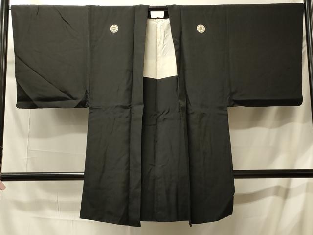 ■■■　サイズ　■■■ 身丈 96cm（肩から） 裄丈 67.5cm 袖丈 47.5cm　縫込み 3cm 袖幅 35cm 前幅 18.5cm 後幅 30.5cm 裄 お袖側 約1cm　身頃側 約2cm ■■■　商品詳細　■■■ 【正絹・五つ紋】 状態は特に目立ったシミ汚れなどもなく大変良い状態です。 大変上質な逸品になります。 お安く出品致しますので、是非この機会にいかがでしょうか？ ■■■　注意事項　■■■ ■モニター発色の具合により色合いが異なる場合がございます。 ■寸法は多少の誤差が生じる場合がございますのでご了承ください。 ■縫込みの長さが左右非対称の場合は短い部分を記載しております。 左右非対称であってもご返品・お値引き等の保証は出来かねますので、ご了承の上ご購入をお願い致します。 ■シミ等のチェックには注意を払っておりますが、見落としがある場合もございますし、個人の見解も様々ですので神経質な方のご購入はお控えください。 ■箪笥に入っておりました着物や帯なので畳みシワや匂いがあるものもございます。 ■お休みは基本的に土日祝となりますが、その他臨時でお休みする場合がございますのでご了承ください。 ■商品の発送は平日のみの発送となります。 ■夜間と土曜、日曜日はお問い合わせの回答が遅れる場合がございます。 ■当店では、お直し、紋入れ、お手入れ等は承っておりません。 ■生地の状態（ヤケ、経年劣化等）によってはサイズ直しが出来ない場合がございます。 その点もどうかご了承のうえ、ご購入をお願いいたします。 ■弊社で取り扱う商品は一点ものにつき、時期や在庫状況に応じて金額が変更となる場合がございます。 ■検針は行っておりません。予めご了承いただきますようお願いいたします。 ■【洗える着物】と記載のある商品におきましては、商品お届け後に洗濯を行ってしまってからのご返品にはご対応しかねます。 念の為、専門店でのお手入れをお願いいたします。 ■写真に写っている物が全てになります。それ以外の付属品はございませんのでご了承ください。 ■状態に関する写真につきましては、掲載可能な写真枚数に限りがあるため、各箇所につき1枚参考画像を掲載しております。 ■着物のサイズ目安は下記を参考ください↓ ＜女性着物＞　お端折り次第で＋5cm　−1cmが着用可能サイズ 　例）身丈170cmの場合、身長160cm〜175cm ＜男性着物＞　身丈＋約25cm〜27cm程が適応身長 　例）身丈155cmの場合、身長180〜182cm