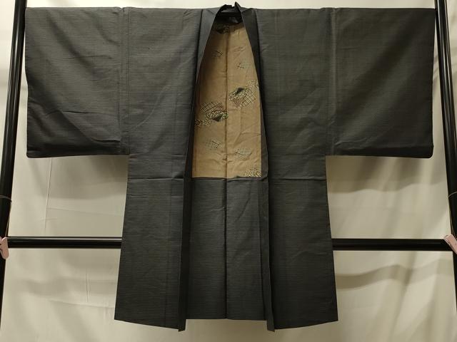 ■■■　サイズ　■■■ 身丈 100.5cm（肩から） 裄丈 68cm 袖丈 50cm　縫込み 3cm 袖幅 34cm 前幅 18.5cm 後幅 30.5cm 裄 お袖側 約2cm　身頃側 約0cm ■■■　商品詳細　■■■ 【正絹】 状態は接写画像のように後身頃・左袖前に薄い汚れがございますが その他特に目立ったシミ汚れなどもなく大変良い状態です。 大変上質な逸品になります。 お安く出品致しますので、是非この機会にいかがでしょうか？ ■■■　注意事項　■■■ ■モニター発色の具合により色合いが異なる場合がございます。 ■寸法は多少の誤差が生じる場合がございますのでご了承ください。 ■縫込みの長さが左右非対称の場合は短い部分を記載しております。 左右非対称であってもご返品・お値引き等の保証は出来かねますので、ご了承の上ご購入をお願い致します。 ■シミ等のチェックには注意を払っておりますが、見落としがある場合もございますし、個人の見解も様々ですので神経質な方のご購入はお控えください。 ■箪笥に入っておりました着物や帯なので畳みシワや匂いがあるものもございます。 ■お休みは基本的に土日祝となりますが、その他臨時でお休みする場合がございますのでご了承ください。 ■商品の発送は平日のみの発送となります。 ■夜間と土曜、日曜日はお問い合わせの回答が遅れる場合がございます。 ■当店では、お直し、紋入れ、お手入れ等は承っておりません。 ■生地の状態（ヤケ、経年劣化等）によってはサイズ直しが出来ない場合がございます。 その点もどうかご了承のうえ、ご購入をお願いいたします。 ■弊社で取り扱う商品は一点ものにつき、時期や在庫状況に応じて金額が変更となる場合がございます。 ■検針は行っておりません。予めご了承いただきますようお願いいたします。 ■【洗える着物】と記載のある商品におきましては、商品お届け後に洗濯を行ってしまってからのご返品にはご対応しかねます。 念の為、専門店でのお手入れをお願いいたします。 ■写真に写っている物が全てになります。それ以外の付属品はございませんのでご了承ください。 ■状態に関する写真につきましては、掲載可能な写真枚数に限りがあるため、各箇所につき1枚参考画像を掲載しております。 ■着物のサイズ目安は下記を参考ください↓ ＜女性着物＞　お端折り次第で＋5cm　−1cmが着用可能サイズ 　例）身丈170cmの場合、身長160cm〜175cm ＜男性着物＞　身丈＋約25cm〜27cm程が適応身長 　例）身丈155cmの場合、身長180〜182cm