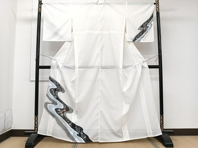 ■■■　サイズ　■■■ 身丈 163.5cm（肩から） 裄丈 65cm 袖丈 48.5cm　縫込み 4.5cm 袖幅 32.5cm 前幅 24cm 後幅 30cm 着物縫いこみ 内揚げ 1cm 裄 お袖側 約0cm　身頃側 約0cm ■■■　商品詳細　■■■ 【化繊・バチ衿】 状態は特に目立ったシミ汚れなどもなく大変良い状態です。 お安く出品致しますので、是非この機会にいかがでしょうか？※ご自身で洗濯された場合の保証はできかねます。 専門店にご相談ください。 ■■■　注意事項　■■■ ■モニター発色の具合により色合いが異なる場合がございます。 ■寸法は多少の誤差が生じる場合がございますのでご了承ください。 ■縫込みの長さが左右非対称の場合は短い部分を記載しております。 左右非対称であってもご返品・お値引き等の保証は出来かねますので、ご了承の上ご購入をお願い致します。 ■シミ等のチェックには注意を払っておりますが、見落としがある場合もございますし、個人の見解も様々ですので神経質な方のご購入はお控えください。 ■箪笥に入っておりました着物や帯なので畳みシワや匂いがあるものもございます。 ■お休みは基本的に土日祝となりますが、その他臨時でお休みする場合がございますのでご了承ください。 ■商品の発送は平日のみの発送となります。 ■夜間と土曜、日曜日はお問い合わせの回答が遅れる場合がございます。 ■当店では、お直し、紋入れ、お手入れ等は承っておりません。 ■生地の状態（ヤケ、経年劣化等）によってはサイズ直しが出来ない場合がございます。 その点もどうかご了承のうえ、ご購入をお願いいたします。 ■弊社で取り扱う商品は一点ものにつき、時期や在庫状況に応じて金額が変更となる場合がございます。 ■検針は行っておりません。予めご了承いただきますようお願いいたします。 ■【洗える着物】と記載のある商品におきましては、商品お届け後に洗濯を行ってしまってからのご返品にはご対応しかねます。 念の為、専門店でのお手入れをお願いいたします。 ■写真に写っている物が全てになります。それ以外の付属品はございませんのでご了承ください。 ■状態に関する写真につきましては、掲載可能な写真枚数に限りがあるため、各箇所につき1枚参考画像を掲載しております。 ■着物のサイズ目安は下記を参考ください↓ ＜女性着物＞　お端折り次第で＋5cm　−1cmが着用可能サイズ 　例）身丈170cmの場合、身長160cm〜175cm ＜男性着物＞　身丈＋約25cm〜27cm程が適応身長 　例）身丈155cmの場合、身長180〜182cm