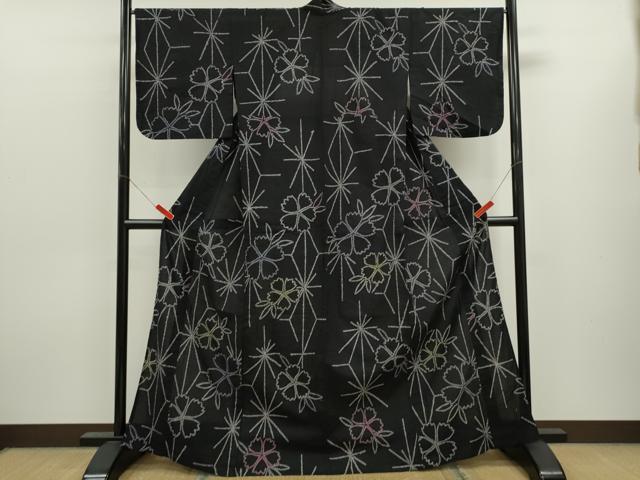 ■■■　サイズ　■■■ 身丈 166cm（肩から） 裄丈 67cm 袖丈 48cm　縫込み 2cm 袖幅 34cm 前幅 26cm 後幅 32cm 着物縫いこみ 内揚げ 0cm 裄 お袖側 約1.5cm　身頃側 約2cm ■■■　商品詳細　■■■ 【綿】 状態は接写画像のように後身頃・胴裏・肩当てに薄い汚れがございますが その他特に目立ったシミ汚れなどもなく大変良い状態です。 人気の高い“有松鳴海絞り”の浴衣でございます。 “鳴海絞り”ならではの表情を生み出す立体感と 淡いぼかしで息を吹き込まれ、 今にも動き出しそうな迫力を放っております。 夏祭りや花火大会、これから増えるイベントに連れ立って、 より夏をお楽しみ下さいませ。 大変上質な逸品になります。 お安く出品致しますので、是非この機会にいかがでしょうか？ ■■■　注意事項　■■■ ■モニター発色の具合により色合いが異なる場合がございます。 ■寸法は多少の誤差が生じる場合がございますのでご了承ください。 ■縫込みの長さが左右非対称の場合は短い部分を記載しております。 左右非対称であってもご返品・お値引き等の保証は出来かねますので、ご了承の上ご購入をお願い致します。 ■シミ等のチェックには注意を払っておりますが、見落としがある場合もございますし、個人の見解も様々ですので神経質な方のご購入はお控えください。 ■箪笥に入っておりました着物や帯なので畳みシワや匂いがあるものもございます。 ■お休みは基本的に土日祝となりますが、その他臨時でお休みする場合がございますのでご了承ください。 ■商品の発送は平日のみの発送となります。 ■夜間と土曜、日曜日はお問い合わせの回答が遅れる場合がございます。 ■当店では、お直し、紋入れ、お手入れ等は承っておりません。 ■生地の状態（ヤケ、経年劣化等）によってはサイズ直しが出来ない場合がございます。 その点もどうかご了承のうえ、ご購入をお願いいたします。 ■弊社で取り扱う商品は一点ものにつき、時期や在庫状況に応じて金額が変更となる場合がございます。 ■検針は行っておりません。予めご了承いただきますようお願いいたします。 ■【洗える着物】と記載のある商品におきましては、商品お届け後に洗濯を行ってしまってからのご返品にはご対応しかねます。 念の為、専門店でのお手入れをお願いいたします。 ■写真に写っている物が全てになります。それ以外の付属品はございませんのでご了承ください。 ■状態に関する写真につきましては、掲載可能な写真枚数に限りがあるため、各箇所につき1枚参考画像を掲載しております。 ■着物のサイズ目安は下記を参考ください↓ ＜女性着物＞　お端折り次第で＋5cm　−1cmが着用可能サイズ 　例）身丈170cmの場合、身長160cm〜175cm ＜男性着物＞　身丈＋約25cm〜27cm程が適応身長 　例）身丈155cmの場合、身長180〜182cm