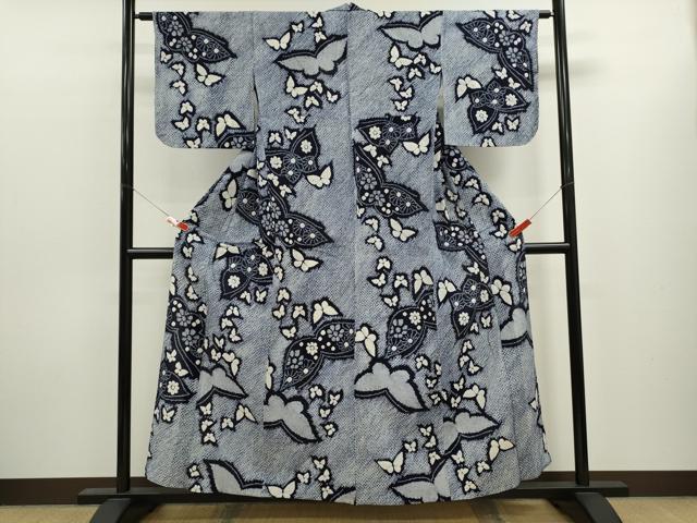 ■■■　サイズ　■■■ 身丈 155cm（肩から） 裄丈 63cm 袖丈 46cm　縫込み 4.5cm 袖幅 31.5cm 前幅 24.5cm 後幅 29.5cm 着物縫いこみ 内揚げ 0cm 裄 お袖側 約1.5cm　身頃側 約2cm ■■■　商品詳細　■■■ 【綿・重ね衿：取り外し可能】 状態は接写画像のように表地所々・居敷当てに薄い汚れがございます。 人気の高い“有松鳴海絞り”の浴衣でございます。 “鳴海絞り”ならではの表情を生み出す立体感と 淡いぼかしで息を吹き込まれ、 今にも動き出しそうな迫力を放っております。 夏祭りや花火大会、これから増えるイベントに連れ立って、 より夏をお楽しみ下さいませ。 大変上質な逸品になりますので ぜひお手入れをされてお召しになられてはいかがでしょうか。 お安く出品致しますので、是非この機会にいかがでしょうか？ ■■■　注意事項　■■■ ■モニター発色の具合により色合いが異なる場合がございます。 ■寸法は多少の誤差が生じる場合がございますのでご了承ください。 ■縫込みの長さが左右非対称の場合は短い部分を記載しております。 左右非対称であってもご返品・お値引き等の保証は出来かねますので、ご了承の上ご購入をお願い致します。 ■シミ等のチェックには注意を払っておりますが、見落としがある場合もございますし、個人の見解も様々ですので神経質な方のご購入はお控えください。 ■箪笥に入っておりました着物や帯なので畳みシワや匂いがあるものもございます。 ■お休みは基本的に土日祝となりますが、その他臨時でお休みする場合がございますのでご了承ください。 ■商品の発送は平日のみの発送となります。 ■夜間と土曜、日曜日はお問い合わせの回答が遅れる場合がございます。 ■当店では、お直し、紋入れ、お手入れ等は承っておりません。 ■生地の状態（ヤケ、経年劣化等）によってはサイズ直しが出来ない場合がございます。 その点もどうかご了承のうえ、ご購入をお願いいたします。 ■弊社で取り扱う商品は一点ものにつき、時期や在庫状況に応じて金額が変更となる場合がございます。 ■検針は行っておりません。予めご了承いただきますようお願いいたします。 ■【洗える着物】と記載のある商品におきましては、商品お届け後に洗濯を行ってしまってからのご返品にはご対応しかねます。 念の為、専門店でのお手入れをお願いいたします。 ■写真に写っている物が全てになります。それ以外の付属品はございませんのでご了承ください。 ■状態に関する写真につきましては、掲載可能な写真枚数に限りがあるため、各箇所につき1枚参考画像を掲載しております。 ■着物のサイズ目安は下記を参考ください↓ ＜女性着物＞　お端折り次第で＋5cm　−1cmが着用可能サイズ 　例）身丈170cmの場合、身長160cm〜175cm ＜男性着物＞　身丈＋約25cm〜27cm程が適応身長 　例）身丈155cmの場合、身長180〜182cm
