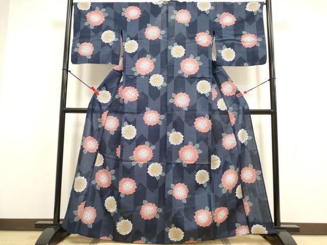■■■　サイズ　■■■ 身丈 162.5cm（肩から） 裄丈 67cm 袖丈 47.5cm　縫込み 1cm 袖幅 34cm 前幅 25cm 後幅 31cm 着物縫いこみ 内揚げ 0cm 裄 お袖側 約1cm　身頃側 約1.5cm ■■■　商品詳細　■■■ 【綿】 状態は特に目立ったシミ汚れなどもなく大変良い状態です。 大変上質な逸品になります。 お安く出品致しますので、是非この機会にいかがでしょうか？ ■■■　注意事項　■■■ ■モニター発色の具合により色合いが異なる場合がございます。 ■寸法は多少の誤差が生じる場合がございますのでご了承ください。 ■縫込みの長さが左右非対称の場合は短い部分を記載しております。 左右非対称であってもご返品・お値引き等の保証は出来かねますので、ご了承の上ご購入をお願い致します。 ■シミ等のチェックには注意を払っておりますが、見落としがある場合もございますし、個人の見解も様々ですので神経質な方のご購入はお控えください。 ■箪笥に入っておりました着物や帯なので畳みシワや匂いがあるものもございます。 ■お休みは基本的に土日祝となりますが、その他臨時でお休みする場合がございますのでご了承ください。 ■商品の発送は平日のみの発送となります。 ■夜間と土曜、日曜日はお問い合わせの回答が遅れる場合がございます。 ■当店では、お直し、紋入れ、お手入れ等は承っておりません。 ■生地の状態（ヤケ、経年劣化等）によってはサイズ直しが出来ない場合がございます。 その点もどうかご了承のうえ、ご購入をお願いいたします。 ■弊社で取り扱う商品は一点ものにつき、時期や在庫状況に応じて金額が変更となる場合がございます。 ■検針は行っておりません。予めご了承いただきますようお願いいたします。 ■【洗える着物】と記載のある商品におきましては、商品お届け後に洗濯を行ってしまってからのご返品にはご対応しかねます。 念の為、専門店でのお手入れをお願いいたします。 ■写真に写っている物が全てになります。それ以外の付属品はございませんのでご了承ください。 ■状態に関する写真につきましては、掲載可能な写真枚数に限りがあるため、各箇所につき1枚参考画像を掲載しております。 ■着物のサイズ目安は下記を参考ください↓ ＜女性着物＞　お端折り次第で＋5cm　−1cmが着用可能サイズ 　例）身丈170cmの場合、身長160cm〜175cm ＜男性着物＞　身丈＋約25cm〜27cm程が適応身長 　例）身丈155cmの場合、身長180〜182cm