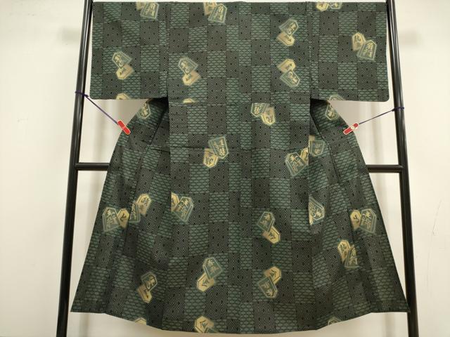 ■■■　サイズ　■■■ 身丈 146.5cm（肩から） 裄丈 67.5cm 袖丈 49cm　縫込み 4cm 袖幅 33.5cm 前幅 25cm 後幅 32cm 着物縫いこみ 内揚げ 6cm 裄 お袖側 約3cm　身頃側 約2cm ■■■　商品詳細　■■■ 【綿】 状態は特に目立ったシミ汚れなどもなく大変良い状態です。 大変上質な逸品になります。 お安く出品致しますので、是非この機会にいかがでしょうか？ ■■■　注意事項　■■■ ■モニター発色の具合により色合いが異なる場合がございます。 ■寸法は多少の誤差が生じる場合がございますのでご了承ください。 ■縫込みの長さが左右非対称の場合は短い部分を記載しております。 左右非対称であってもご返品・お値引き等の保証は出来かねますので、ご了承の上ご購入をお願い致します。 ■シミ等のチェックには注意を払っておりますが、見落としがある場合もございますし、個人の見解も様々ですので神経質な方のご購入はお控えください。 ■箪笥に入っておりました着物や帯なので畳みシワや匂いがあるものもございます。 ■お休みは基本的に土日祝となりますが、その他臨時でお休みする場合がございますのでご了承ください。 ■商品の発送は平日のみの発送となります。 ■夜間と土曜、日曜日はお問い合わせの回答が遅れる場合がございます。 ■当店では、お直し、紋入れ、お手入れ等は承っておりません。 ■生地の状態（ヤケ、経年劣化等）によってはサイズ直しが出来ない場合がございます。 その点もどうかご了承のうえ、ご購入をお願いいたします。 ■弊社で取り扱う商品は一点ものにつき、時期や在庫状況に応じて金額が変更となる場合がございます。 ■検針は行っておりません。予めご了承いただきますようお願いいたします。 ■【洗える着物】と記載のある商品におきましては、商品お届け後に洗濯を行ってしまってからのご返品にはご対応しかねます。 念の為、専門店でのお手入れをお願いいたします。 ■写真に写っている物が全てになります。それ以外の付属品はございませんのでご了承ください。 ■状態に関する写真につきましては、掲載可能な写真枚数に限りがあるため、各箇所につき1枚参考画像を掲載しております。 ■着物のサイズ目安は下記を参考ください↓ ＜女性着物＞　お端折り次第で＋5cm　−1cmが着用可能サイズ 　例）身丈170cmの場合、身長160cm〜175cm ＜男性着物＞　身丈＋約25cm〜27cm程が適応身長 　例）身丈155cmの場合、身長180〜182cm