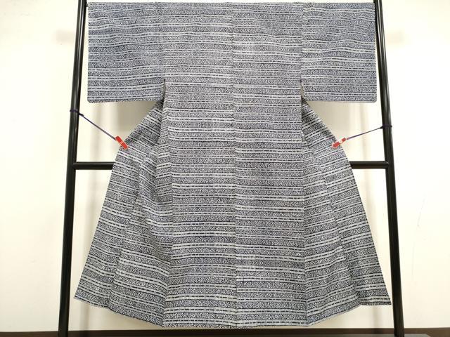 ■■■　サイズ　■■■ 身丈 146cm（肩から） 裄丈 68cm 袖丈 50.5cm　縫込み 1cm 袖幅 34.5cm 前幅 27cm 後幅 31cm 着物縫いこみ 内揚げ 2.5cm 裄 お袖側 約1.5cm　身頃側 約2cm ■■■　商品詳細　■■■ 【綿】 状態は接写画像のように後身頃・右袖後・肩当てに薄い汚れがございますが その他特に目立ったシミ汚れなどもなく大変良い状態です。 大変上質な逸品になります。 お安く出品致しますので、是非この機会にいかがでしょうか？ ■■■　注意事項　■■■ ■モニター発色の具合により色合いが異なる場合がございます。 ■寸法は多少の誤差が生じる場合がございますのでご了承ください。 ■縫込みの長さが左右非対称の場合は短い部分を記載しております。 左右非対称であってもご返品・お値引き等の保証は出来かねますので、ご了承の上ご購入をお願い致します。 ■シミ等のチェックには注意を払っておりますが、見落としがある場合もございますし、個人の見解も様々ですので神経質な方のご購入はお控えください。 ■箪笥に入っておりました着物や帯なので畳みシワや匂いがあるものもございます。 ■お休みは基本的に土日祝となりますが、その他臨時でお休みする場合がございますのでご了承ください。 ■商品の発送は平日のみの発送となります。 ■夜間と土曜、日曜日はお問い合わせの回答が遅れる場合がございます。 ■当店では、お直し、紋入れ、お手入れ等は承っておりません。 ■生地の状態（ヤケ、経年劣化等）によってはサイズ直しが出来ない場合がございます。 その点もどうかご了承のうえ、ご購入をお願いいたします。 ■弊社で取り扱う商品は一点ものにつき、時期や在庫状況に応じて金額が変更となる場合がございます。 ■検針は行っておりません。予めご了承いただきますようお願いいたします。 ■【洗える着物】と記載のある商品におきましては、商品お届け後に洗濯を行ってしまってからのご返品にはご対応しかねます。 念の為、専門店でのお手入れをお願いいたします。 ■写真に写っている物が全てになります。それ以外の付属品はございませんのでご了承ください。 ■状態に関する写真につきましては、掲載可能な写真枚数に限りがあるため、各箇所につき1枚参考画像を掲載しております。 ■着物のサイズ目安は下記を参考ください↓ ＜女性着物＞　お端折り次第で＋5cm　−1cmが着用可能サイズ 　例）身丈170cmの場合、身長160cm〜175cm ＜男性着物＞　身丈＋約25cm〜27cm程が適応身長 　例）身丈155cmの場合、身長180〜182cm