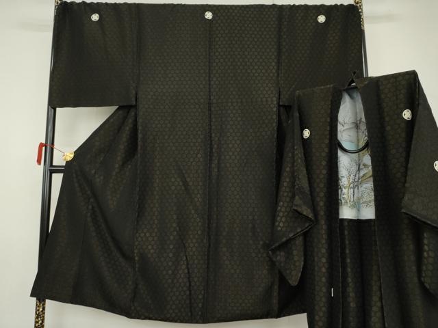 ■■■　サイズ　■■■ 身丈 143cm（肩から） 裄丈 73cm 袖丈 52cm　縫込み 5.5cm 袖幅 39cm 前幅 26cm 後幅 30cm 着物縫いこみ 内揚げ 6cm 裄 お袖側 約1cm　身頃側 約4cm 【羽織】 身丈 93cm（肩から） 裄丈 74cm 袖丈 52.5cm　縫込み 3.5cm 袖幅 39cm 前幅 21cm 後幅 30.5cm 着物縫いこみ 内揚げ 0cm 裄 お袖側 約0cm　身頃側 約4.5cm ■■■　商品詳細　■■■ 【正絹】 状態は特に目立ったシミ汚れなどもなく大変良い状態です。 大変上質な逸品になります。 お安く出品致しますので、是非この機会にいかがでしょうか？ ■■■　注意事項　■■■ ■モニター発色の具合により色合いが異なる場合がございます。 ■寸法は多少の誤差が生じる場合がございますのでご了承ください。 ■縫込みの長さが左右非対称の場合は短い部分を記載しております。 左右非対称であってもご返品・お値引き等の保証は出来かねますので、ご了承の上ご購入をお願い致します。 ■シミ等のチェックには注意を払っておりますが、見落としがある場合もございますし、個人の見解も様々ですので神経質な方のご購入はお控えください。 ■箪笥に入っておりました着物や帯なので畳みシワや匂いがあるものもございます。 ■お休みは基本的に土日祝となりますが、その他臨時でお休みする場合がございますのでご了承ください。 ■商品の発送は平日のみの発送となります。 ■夜間と土曜、日曜日はお問い合わせの回答が遅れる場合がございます。 ■当店では、お直し、紋入れ、お手入れ等は承っておりません。 ■生地の状態（ヤケ、経年劣化等）によってはサイズ直しが出来ない場合がございます。 その点もどうかご了承のうえ、ご購入をお願いいたします。 ■弊社で取り扱う商品は一点ものにつき、時期や在庫状況に応じて金額が変更となる場合がございます。 ■検針は行っておりません。予めご了承いただきますようお願いいたします。 ■【洗える着物】と記載のある商品におきましては、商品お届け後に洗濯を行ってしまってからのご返品にはご対応しかねます。 念の為、専門店でのお手入れをお願いいたします。 ■写真に写っている物が全てになります。それ以外の付属品はございませんのでご了承ください。 ■状態に関する写真につきましては、掲載可能な写真枚数に限りがあるため、各箇所につき1枚参考画像を掲載しております。 ■着物のサイズ目安は下記を参考ください↓ ＜女性着物＞　お端折り次第で＋5cm　－1cmが着用可能サイズ 　例）身丈170cmの場合、身長160cm～175cm ＜男性着物＞　身丈＋約25cm～27cm程が適応身長 　例）身丈155cmの場合、身長180～182cm
