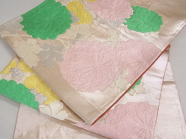 ■■■　サイズ　■■■ 長さ 414cm 幅 30cm程 ■■■　商品詳細　■■■ 【正絹】 状態は接写画像のように たれ先上部・太鼓上部にすれがございますが その他特に目立ったシミ汚れなどもなく大変良い状態です。 大変上質な逸品になります。 お安く出品致しますので、是非この機会にいかがでしょうか？ ■■■　注意事項　■■■ ■モニター発色の具合により色合いが異なる場合がございます。 ■寸法は多少の誤差が生じる場合がございますのでご了承ください。 ■縫込みの長さが左右非対称の場合は短い部分を記載しております。 左右非対称であってもご返品・お値引き等の保証は出来かねますので、ご了承の上ご購入をお願い致します。 ■シミ等のチェックには注意を払っておりますが、見落としがある場合もございますし、個人の見解も様々ですので神経質な方のご購入はお控えください。 ■箪笥に入っておりました着物や帯なので畳みシワや匂いがあるものもございます。 ■お休みは基本的に土日祝となりますが、その他臨時でお休みする場合がございますのでご了承ください。 ■商品の発送は平日のみの発送となります。 ■夜間と土曜、日曜日はお問い合わせの回答が遅れる場合がございます。 ■当店では、お直し、紋入れ、お手入れ等は承っておりません。 ■生地の状態（ヤケ、経年劣化等）によってはサイズ直しが出来ない場合がございます。 その点もどうかご了承のうえ、ご購入をお願いいたします。 ■弊社で取り扱う商品は一点ものにつき、時期や在庫状況に応じて金額が変更となる場合がございます。 ■検針は行っておりません。予めご了承いただきますようお願いいたします。 ■【洗える着物】と記載のある商品におきましては、商品お届け後に洗濯を行ってしまってからのご返品にはご対応しかねます。 念の為、専門店でのお手入れをお願いいたします。 ■着物のサイズ目安は下記を参考ください↓ ＜女性着物＞　お端折り次第で＋5cm　−1cmが着用可能サイズ 　例）身丈170cmの場合、身長160cm〜175cm ＜男性着物＞　身丈＋約25cm〜27cm程が適応身長 　例）身丈155cmの場合、身長180〜182cm