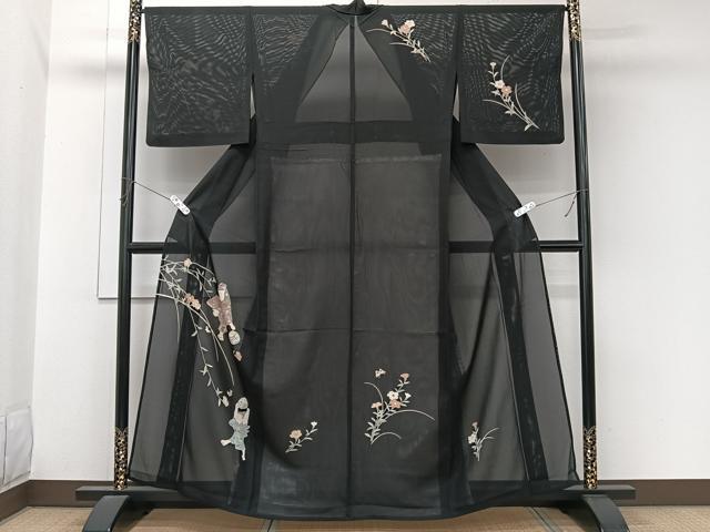 ■■■　サイズ　■■■ 身丈 160.5cm（肩から） 裄丈 66cm 袖丈 46cm　縫込み 4cm 袖幅 33.5cm 前幅 25cm 後幅 30.5cm 着物縫いこみ 内揚げ 2.5cm 裄 お袖側 約1.5cm　身頃側 約0cm ■■■　商品詳細　■■■ 【正絹】 状態は接写画像のように衿山・衿裏に薄い汚れがございますが その他特に目立ったシミ汚れなどもなく大変良い状態です。 大変上質な逸品になります。 お安く出品致しますので、是非この機会にいかがでしょうか？ ■■■　注意事項　■■■ ■モニター発色の具合により色合いが異なる場合がございます。 ■寸法は多少の誤差が生じる場合がございますのでご了承ください。 ■縫込みの長さが左右非対称の場合は短い部分を記載しております。 左右非対称であってもご返品・お値引き等の保証は出来かねますので、ご了承の上ご購入をお願い致します。 ■シミ等のチェックには注意を払っておりますが、見落としがある場合もございますし、個人の見解も様々ですので神経質な方のご購入はお控えください。 ■箪笥に入っておりました着物や帯なので畳みシワや匂いがあるものもございます。 ■お休みは基本的に土日祝となりますが、その他臨時でお休みする場合がございますのでご了承ください。 ■商品の発送は平日のみの発送となります。 ■夜間と土曜、日曜日はお問い合わせの回答が遅れる場合がございます。 ■当店では、お直し、紋入れ、お手入れ等は承っておりません。 ■生地の状態（ヤケ、経年劣化等）によってはサイズ直しが出来ない場合がございます。 その点もどうかご了承のうえ、ご購入をお願いいたします。 ■弊社で取り扱う商品は一点ものにつき、時期や在庫状況に応じて金額が変更となる場合がございます。 ■検針は行っておりません。予めご了承いただきますようお願いいたします。 ■【洗える着物】と記載のある商品におきましては、商品お届け後に洗濯を行ってしまってからのご返品にはご対応しかねます。 念の為、専門店でのお手入れをお願いいたします。 ■写真に写っている物が全てになります。それ以外の付属品はございませんのでご了承ください。 ■状態に関する写真につきましては、掲載可能な写真枚数に限りがあるため、各箇所につき1枚参考画像を掲載しております。 ■着物のサイズ目安は下記を参考ください↓ ＜女性着物＞　お端折り次第で＋5cm　−1cmが着用可能サイズ 　例）身丈170cmの場合、身長160cm〜175cm ＜男性着物＞　身丈＋約25cm〜27cm程が適応身長 　例）身丈155cmの場合、身長180〜182cm