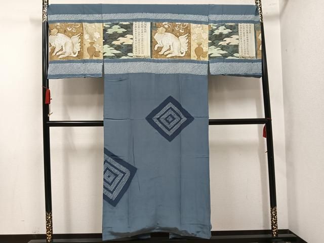 ■■■　サイズ　■■■ 身丈 146cm（肩から） 裄丈 70cm 袖丈 49.5cm　縫込み 1.5cm 袖幅 35.5cm 前幅 28cm 後幅 33cm 着物縫いこみ 内揚げ 0cm 裄 お袖側 約0cm　身頃側 約1cm ■■■　商品詳細　■■■ 【正絹】 状態は接写画像のように両袖付付近にヤケ、裏地に薄い汚れがございますが その他特に目立ったシミ汚れなどもなく大変良い状態です。 大変上質な逸品になります。 お安く出品致しますので、是非この機会にいかがでしょうか？ ■■■　注意事項　■■■ ■モニター発色の具合により色合いが異なる場合がございます。 ■寸法は多少の誤差が生じる場合がございますのでご了承ください。 ■縫込みの長さが左右非対称の場合は短い部分を記載しております。 左右非対称であってもご返品・お値引き等の保証は出来かねますので、ご了承の上ご購入をお願い致します。 ■シミ等のチェックには注意を払っておりますが、見落としがある場合もございますし、個人の見解も様々ですので神経質な方のご購入はお控えください。 ■箪笥に入っておりました着物や帯なので畳みシワや匂いがあるものもございます。 ■お休みは基本的に土日祝となりますが、その他臨時でお休みする場合がございますのでご了承ください。 ■商品の発送は平日のみの発送となります。 ■夜間と土曜、日曜日はお問い合わせの回答が遅れる場合がございます。 ■当店では、お直し、紋入れ、お手入れ等は承っておりません。 ■生地の状態（ヤケ、経年劣化等）によってはサイズ直しが出来ない場合がございます。 その点もどうかご了承のうえ、ご購入をお願いいたします。 ■弊社で取り扱う商品は一点ものにつき、時期や在庫状況に応じて金額が変更となる場合がございます。 ■検針は行っておりません。予めご了承いただきますようお願いいたします。 ■【洗える着物】と記載のある商品におきましては、商品お届け後に洗濯を行ってしまってからのご返品にはご対応しかねます。 念の為、専門店でのお手入れをお願いいたします。 ■写真に写っている物が全てになります。それ以外の付属品はございませんのでご了承ください。 ■状態に関する写真につきましては、掲載可能な写真枚数に限りがあるため、各箇所につき1枚参考画像を掲載しております。 ■着物のサイズ目安は下記を参考ください↓ ＜女性着物＞　お端折り次第で＋5cm　−1cmが着用可能サイズ 　例）身丈170cmの場合、身長160cm〜175cm ＜男性着物＞　身丈＋約25cm〜27cm程が適応身長 　例）身丈155cmの場合、身長180〜182cm