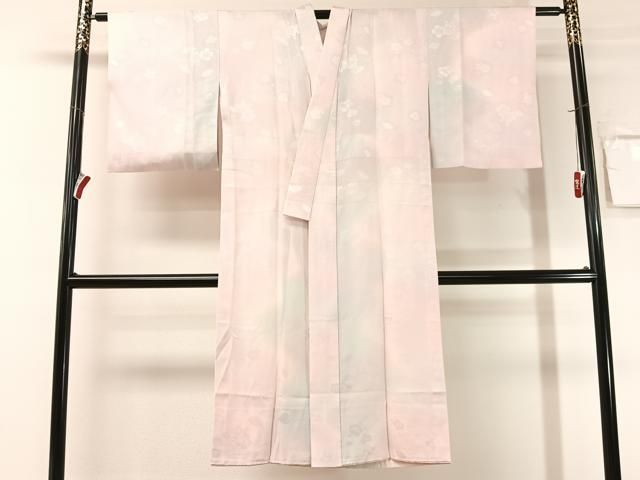 ■■■　サイズ　■■■ 身丈 125cm（肩から） 裄丈 62cm 袖丈 48cm　縫込み 5.5cm 袖幅 31cm 前幅 29cm 後幅 33cm 着物縫いこみ 内揚げ 6.5cm 裄 お袖側 約4cm　身頃側 約2.5cm ■■■　商品詳細　■■■ 【正絹】 状態は特に目立ったシミ汚れなどもなく大変良い状態です。 大変上質な逸品になります。 お安く出品致しますので、是非この機会にいかがでしょうか？ ■■■　注意事項　■■■ ■モニター発色の具合により色合いが異なる場合がございます。 ■寸法は多少の誤差が生じる場合がございますのでご了承ください。 ■縫込みの長さが左右非対称の場合は短い部分を記載しております。 左右非対称であってもご返品・お値引き等の保証は出来かねますので、ご了承の上ご購入をお願い致します。 ■シミ等のチェックには注意を払っておりますが、見落としがある場合もございますし、個人の見解も様々ですので神経質な方のご購入はお控えください。 ■箪笥に入っておりました着物や帯なので畳みシワや匂いがあるものもございます。 ■お休みは基本的に土日祝となりますが、その他臨時でお休みする場合がございますのでご了承ください。 ■商品の発送は平日のみの発送となります。 ■夜間と土曜、日曜日はお問い合わせの回答が遅れる場合がございます。 ■当店では、お直し、紋入れ、お手入れ等は承っておりません。 ■生地の状態（ヤケ、経年劣化等）によってはサイズ直しが出来ない場合がございます。 その点もどうかご了承のうえ、ご購入をお願いいたします。 ■弊社で取り扱う商品は一点ものにつき、時期や在庫状況に応じて金額が変更となる場合がございます。 ■検針は行っておりません。予めご了承いただきますようお願いいたします。 ■【洗える着物】と記載のある商品におきましては、商品お届け後に洗濯を行ってしまってからのご返品にはご対応しかねます。 念の為、専門店でのお手入れをお願いいたします。 ■写真に写っている物が全てになります。それ以外の付属品はございませんのでご了承ください。 ■状態に関する写真につきましては、掲載可能な写真枚数に限りがあるため、各箇所につき1枚参考画像を掲載しております。 ■着物のサイズ目安は下記を参考ください↓ ＜女性着物＞　お端折り次第で＋5cm　−1cmが着用可能サイズ 　例）身丈170cmの場合、身長160cm〜175cm ＜男性着物＞　身丈＋約25cm〜27cm程が適応身長 　例）身丈155cmの場合、身長180〜182cm