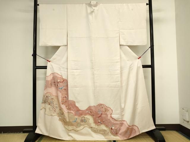■■■　サイズ　■■■ 身丈 164cm（肩から） 裄丈 64cm 袖丈 52cm　縫込み 3cm 袖幅 33cm 前幅 24cm 後幅 31cm 着物縫いこみ 内揚げ 0cm 裄 お袖側 約1cm　身頃側 約1cm ■■■　商品詳細　■■■ 【正絹・三つ紋・比翼仕立て】 状態は特に目立ったシミ汚れなどもなく大変良い状態です。 大変上質な逸品になります。 お安く出品致しますので、是非この機会にいかがでしょうか？ ■■■　注意事項　■■■ ■モニター発色の具合により色合いが異なる場合がございます。 ■寸法は多少の誤差が生じる場合がございますのでご了承ください。 ■縫込みの長さが左右非対称の場合は短い部分を記載しております。 左右非対称であってもご返品・お値引き等の保証は出来かねますので、ご了承の上ご購入をお願い致します。 ■シミ等のチェックには注意を払っておりますが、見落としがある場合もございますし、個人の見解も様々ですので神経質な方のご購入はお控えください。 ■箪笥に入っておりました着物や帯なので畳みシワや匂いがあるものもございます。 ■お休みは基本的に土日祝となりますが、その他臨時でお休みする場合がございますのでご了承ください。 ■商品の発送は平日のみの発送となります。 ■夜間と土曜、日曜日はお問い合わせの回答が遅れる場合がございます。 ■当店では、お直し、紋入れ、お手入れ等は承っておりません。 ■生地の状態（ヤケ、経年劣化等）によってはサイズ直しが出来ない場合がございます。 その点もどうかご了承のうえ、ご購入をお願いいたします。 ■弊社で取り扱う商品は一点ものにつき、時期や在庫状況に応じて金額が変更となる場合がございます。 ■検針は行っておりません。予めご了承いただきますようお願いいたします。 ■【洗える着物】と記載のある商品におきましては、商品お届け後に洗濯を行ってしまってからのご返品にはご対応しかねます。 念の為、専門店でのお手入れをお願いいたします。 ■写真に写っている物が全てになります。それ以外の付属品はございませんのでご了承ください。 ■状態に関する写真につきましては、掲載可能な写真枚数に限りがあるため、各箇所につき1枚参考画像を掲載しております。 ■着物のサイズ目安は下記を参考ください↓ ＜女性着物＞　お端折り次第で＋5cm　−1cmが着用可能サイズ 　例）身丈170cmの場合、身長160cm〜175cm ＜男性着物＞　身丈＋約25cm〜27cm程が適応身長 　例）身丈155cmの場合、身長180〜182cm