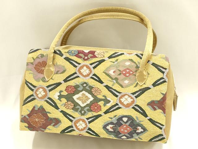 ■■■　サイズ　■■■ 【バッグ】 横　　　25.5cm 縦　　　14.5cm　取っ手込み　25.5cm 奥行き　10cm ■■■　商品詳細　■■■ 状態は参考画像のように所々に薄い汚れがございます。 大変上質な逸品になりますので、 ぜひお手入れをされてお召しになられてはいかがでしょうか。 お安く出品致しますので、是非この機会にいかがでしょうか？ ■■■　注意事項　■■■ ■モニター発色の具合により色合いが異なる場合がございます。 ■寸法は多少の誤差が生じる場合がございますのでご了承ください。 ■縫込みの長さが左右非対称の場合は短い部分を記載しております。 左右非対称であってもご返品・お値引き等の保証は出来かねますので、ご了承の上ご購入をお願い致します。 ■シミ等のチェックには注意を払っておりますが、見落としがある場合もございますし、個人の見解も様々ですので神経質な方のご購入はお控えください。 ■箪笥に入っておりました着物や帯なので畳みシワや匂いがあるものもございます。 ■お休みは基本的に土日祝となりますが、その他臨時でお休みする場合がございますのでご了承ください。 ■商品の発送は平日のみの発送となります。 ■夜間と土曜、日曜日はお問い合わせの回答が遅れる場合がございます。 ■当店では、お直し、紋入れ、お手入れ等は承っておりません。 ■生地の状態（ヤケ、経年劣化等）によってはサイズ直しが出来ない場合がございます。 その点もどうかご了承のうえ、ご購入をお願いいたします。 ■弊社で取り扱う商品は一点ものにつき、時期や在庫状況に応じて金額が変更となる場合がございます。 ■検針は行っておりません。予めご了承いただきますようお願いいたします。 ■【洗える着物】と記載のある商品におきましては、商品お届け後に洗濯を行ってしまってからのご返品にはご対応しかねます。 念の為、専門店でのお手入れをお願いいたします。 ■写真に写っている物が全てになります。それ以外の付属品はございませんのでご了承ください。 ■状態に関する写真につきましては、掲載可能な写真枚数に限りがあるため、各箇所につき1枚参考画像を掲載しております。 ■着物のサイズ目安は下記を参考ください↓ ＜女性着物＞　お端折り次第で＋5cm　−1cmが着用可能サイズ 　例）身丈170cmの場合、身長160cm〜175cm ＜男性着物＞　身丈＋約25cm〜27cm程が適応身長 　例）身丈155cmの場合、身長180〜182cm