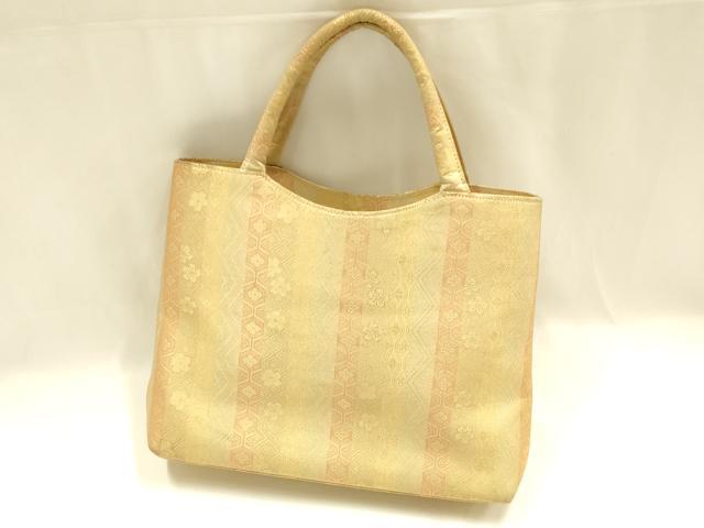 ■■■　サイズ　■■■ 【バッグ】 横　　　30.5cm 縦　　　26cm　取っ手込み　38.5cm 奥行き　8.5cm ■■■　商品詳細　■■■ 状態は参考画像のように所々に薄い汚れがございます。 大変上質な逸品になります。 お安く出品致しますので、是非この機会にいかがでしょうか？ ■■■　注意事項　■■■ ■モニター発色の具合により色合いが異なる場合がございます。 ■寸法は多少の誤差が生じる場合がございますのでご了承ください。 ■縫込みの長さが左右非対称の場合は短い部分を記載しております。 左右非対称であってもご返品・お値引き等の保証は出来かねますので、ご了承の上ご購入をお願い致します。 ■シミ等のチェックには注意を払っておりますが、見落としがある場合もございますし、個人の見解も様々ですので神経質な方のご購入はお控えください。 ■箪笥に入っておりました着物や帯なので畳みシワや匂いがあるものもございます。 ■お休みは基本的に土日祝となりますが、その他臨時でお休みする場合がございますのでご了承ください。 ■商品の発送は平日のみの発送となります。 ■夜間と土曜、日曜日はお問い合わせの回答が遅れる場合がございます。 ■当店では、お直し、紋入れ、お手入れ等は承っておりません。 ■生地の状態（ヤケ、経年劣化等）によってはサイズ直しが出来ない場合がございます。 その点もどうかご了承のうえ、ご購入をお願いいたします。 ■弊社で取り扱う商品は一点ものにつき、時期や在庫状況に応じて金額が変更となる場合がございます。 ■検針は行っておりません。予めご了承いただきますようお願いいたします。 ■【洗える着物】と記載のある商品におきましては、商品お届け後に洗濯を行ってしまってからのご返品にはご対応しかねます。 念の為、専門店でのお手入れをお願いいたします。 ■写真に写っている物が全てになります。それ以外の付属品はございませんのでご了承ください。 ■状態に関する写真につきましては、掲載可能な写真枚数に限りがあるため、各箇所につき1枚参考画像を掲載しております。 ■着物のサイズ目安は下記を参考ください↓ ＜女性着物＞　お端折り次第で＋5cm　−1cmが着用可能サイズ 　例）身丈170cmの場合、身長160cm〜175cm ＜男性着物＞　身丈＋約25cm〜27cm程が適応身長 　例）身丈155cmの場合、身長180〜182cm