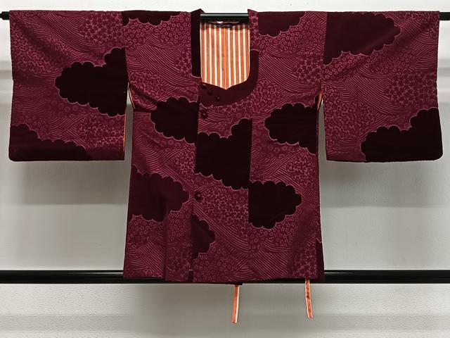 ■■■　サイズ　■■■ 身丈 79cm（肩から） 裄丈 63cm 袖丈 45.5cm　縫込み 2.5cm 袖幅 33cm 前幅 21.5cm 後幅 29.5cm 裄 お袖側 約2cm　身頃側 約3cm ■■■　商品詳細　■■■ 【交織】 状態は特に目立ったシミ汚れなどもなく大変良い状態です。 お安く出品致しますので、是非この機会にいかがでしょうか？ ■■■　注意事項　■■■ ■モニター発色の具合により色合いが異なる場合がございます。 ■寸法は多少の誤差が生じる場合がございますのでご了承ください。 ■縫込みの長さが左右非対称の場合は短い部分を記載しております。 左右非対称であってもご返品・お値引き等の保証は出来かねますので、ご了承の上ご購入をお願い致します。 ■シミ等のチェックには注意を払っておりますが、見落としがある場合もございますし、個人の見解も様々ですので神経質な方のご購入はお控えください。 ■箪笥に入っておりました着物や帯なので畳みシワや匂いがあるものもございます。 ■お休みは基本的に土日祝となりますが、その他臨時でお休みする場合がございますのでご了承ください。 ■商品の発送は平日のみの発送となります。 ■夜間と土曜、日曜日はお問い合わせの回答が遅れる場合がございます。 ■当店では、お直し、紋入れ、お手入れ等は承っておりません。 ■生地の状態（ヤケ、経年劣化等）によってはサイズ直しが出来ない場合がございます。 その点もどうかご了承のうえ、ご購入をお願いいたします。 ■弊社で取り扱う商品は一点ものにつき、時期や在庫状況に応じて金額が変更となる場合がございます。 ■検針は行っておりません。予めご了承いただきますようお願いいたします。 ■【洗える着物】と記載のある商品におきましては、商品お届け後に洗濯を行ってしまってからのご返品にはご対応しかねます。 念の為、専門店でのお手入れをお願いいたします。 ■写真に写っている物が全てになります。それ以外の付属品はございませんのでご了承ください。 ■状態に関する写真につきましては、掲載可能な写真枚数に限りがあるため、各箇所につき1枚参考画像を掲載しております。 ■着物のサイズ目安は下記を参考ください↓ ＜女性着物＞　お端折り次第で＋5cm　−1cmが着用可能サイズ 　例）身丈170cmの場合、身長160cm〜175cm ＜男性着物＞　身丈＋約25cm〜27cm程が適応身長 　例）身丈155cmの場合、身長180〜182cm