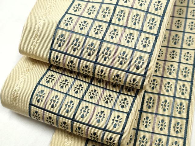 ■■■　サイズ　■■■ 長さ 404cm 幅 8.5cm程 ■■■　商品詳細　■■■ 【正絹】 状態は接写画像のように胴回りに薄い汚れがございますが その他特に目立ったシミ汚れなどもなく大変良い状態です。 本場筑前博多織は、福岡県福岡市博多区やその周辺で生産される絹織物です。 仏具のひとつである独鈷、華皿を基にした幾何学模様が織られています。 江戸時代に筑前藩主だった黒田長政が幕府への献上品にしたことから、博多献上、献上博多とも呼ばれます。 経糸が緯糸を包み込んで、表面には経糸だけ出て、横畝が際立って見える経畝織りという織りになっています。 30～60本の細い経糸を使うため、こしやはりがあり、地合が硬く、光沢感があります。 きちんと締まり、くずれにくい、締めやすい帯といわれています。 大変上質な逸品になります。 お安く出品致しますので、是非この機会にいかがでしょうか？ ※端部分に糸よれがございます。 ※両側未かがりですが着用には問題ありません。 ■■■　注意事項　■■■ ■モニター発色の具合により色合いが異なる場合がございます。 ■寸法は多少の誤差が生じる場合がございますのでご了承ください。 ■縫込みの長さが左右非対称の場合は短い部分を記載しております。 左右非対称であってもご返品・お値引き等の保証は出来かねますので、ご了承の上ご購入をお願い致します。 ■シミ等のチェックには注意を払っておりますが、見落としがある場合もございますし、個人の見解も様々ですので神経質な方のご購入はお控えください。 ■箪笥に入っておりました着物や帯なので畳みシワや匂いがあるものもございます。 ■お休みは基本的に土日祝となりますが、その他臨時でお休みする場合がございますのでご了承ください。 ■商品の発送は平日のみの発送となります。 ■夜間と土曜、日曜日はお問い合わせの回答が遅れる場合がございます。 ■当店では、お直し、紋入れ、お手入れ等は承っておりません。 ■生地の状態（ヤケ、経年劣化等）によってはサイズ直しが出来ない場合がございます。 その点もどうかご了承のうえ、ご購入をお願いいたします。 ■弊社で取り扱う商品は一点ものにつき、時期や在庫状況に応じて金額が変更となる場合がございます。 ■検針は行っておりません。予めご了承いただきますようお願いいたします。 ■【洗える着物】と記載のある商品におきましては、商品お届け後に洗濯を行ってしまってからのご返品にはご対応しかねます。 念の為、専門店でのお手入れをお願いいたします。 ■写真に写っている物が全てになります。それ以外の付属品はございませんのでご了承ください。 ■状態に関する写真につきましては、掲載可能な写真枚数に限りがあるため、各箇所につき1枚参考画像を掲載しております。 ■着物のサイズ目安は下記を参考ください↓ ＜女性着物＞　お端折り次第で＋5cm　−1cmが着用可能サイズ 　例）身丈170cmの場合、身長160cm〜175cm ＜男性着物＞　身丈＋約25cm〜27cm程が適応身長 　例）身丈155cmの場合、身長180〜182cm