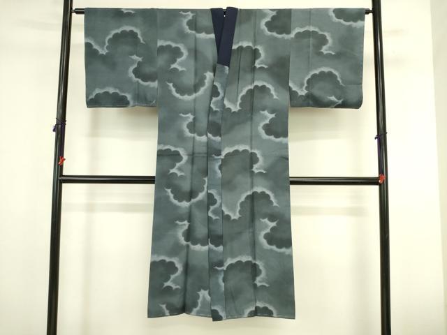■■■　サイズ　■■■ 身丈 135cm（肩から） 裄丈 65cm 袖丈 46cm　縫込み 1.5cm 袖幅 32cm 前幅 29cm 後幅 32cm 着物縫いこみ 内揚げ 0cm 裄 お袖側 約2cm　身頃側 約2cm ■■■　商品詳細　■■■ 【正絹】 状態は特に目立ったシミ汚れなどもなく大変良い状態です。 大変上質な逸品になります。 お安く出品致しますので、是非この機会にいかがでしょうか？ ■■■　注意事項　■■■ ■モニター発色の具合により色合いが異なる場合がございます。 ■寸法は多少の誤差が生じる場合がございますのでご了承ください。 ■縫込みの長さが左右非対称の場合は短い部分を記載しております。 左右非対称であってもご返品・お値引き等の保証は出来かねますので、ご了承の上ご購入をお願い致します。 ■シミ等のチェックには注意を払っておりますが、見落としがある場合もございますし、個人の見解も様々ですので神経質な方のご購入はお控えください。 ■汚れやシミの種類につきましては、専門ではない為、正確な判別が難しく商品説明では種類を特定せず、汚れやシミと記載させております。 恐れ入りますが、ご了承くださいますようお願い申し上げます。 ■箪笥に入っておりました着物や帯なので畳みシワや匂いがあるものもございます。 ■お休みは基本的に土日祝となりますが、その他臨時でお休みする場合がございますのでご了承ください。 ■商品の発送は平日のみの発送となります。 ■夜間と土曜、日曜日はお問い合わせの回答が遅れる場合がございます。 ■当店では、お直し、紋入れ、お手入れ等は承っておりません。 ■生地の状態（ヤケ、経年劣化等）によってはサイズ直しが出来ない場合がございます。 その点もどうかご了承のうえ、ご購入をお願いいたします。 ■弊社で取り扱う商品は一点ものにつき、時期や在庫状況に応じて金額が変更となる場合がございます。 ■検針は行っておりません。予めご了承いただきますようお願いいたします。 ■【洗える着物】と記載のある商品におきましては、商品お届け後に洗濯を行ってしまってからのご返品にはご対応しかねます。 念の為、専門店でのお手入れをお願いいたします。 ■写真に写っている物が全てになります。それ以外の付属品はございませんのでご了承ください。 ■状態に関する写真につきましては、掲載可能な写真枚数に限りがあるため、各箇所につき1枚参考画像を掲載しております。 ■着物のサイズ目安は下記を参考ください↓ ＜女性着物＞　お端折り次第で＋5cm　−1cmが着用可能サイズ 　例）身丈170cmの場合、身長160cm〜175cm ＜男性着物＞　身丈＋約25cm〜27cm程が適応身長 　例）身丈155cmの場合、身長180〜182cm